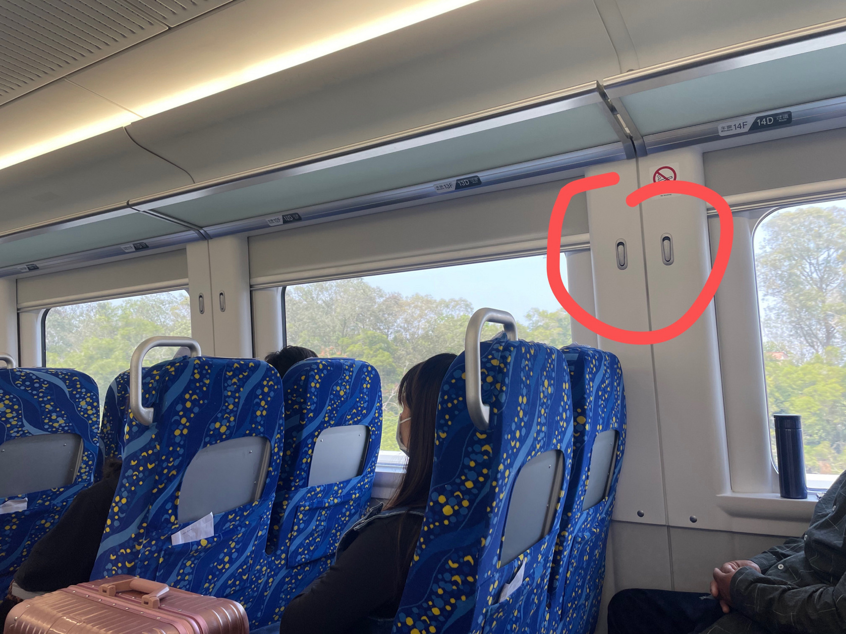 动车08这是充电的usb吗 很少坐和谐号和高铁,今天坐的这部座位前后