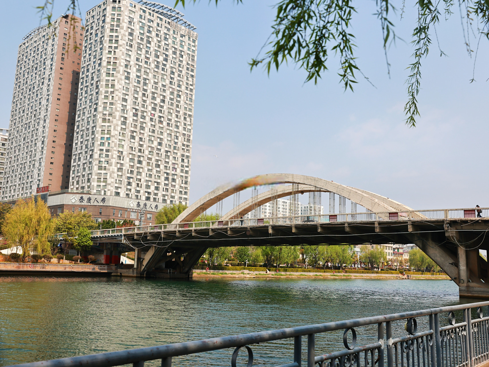 30年了,泰安桥陪伴着这座城市共同成长,也承载了大理人太多的记忆.