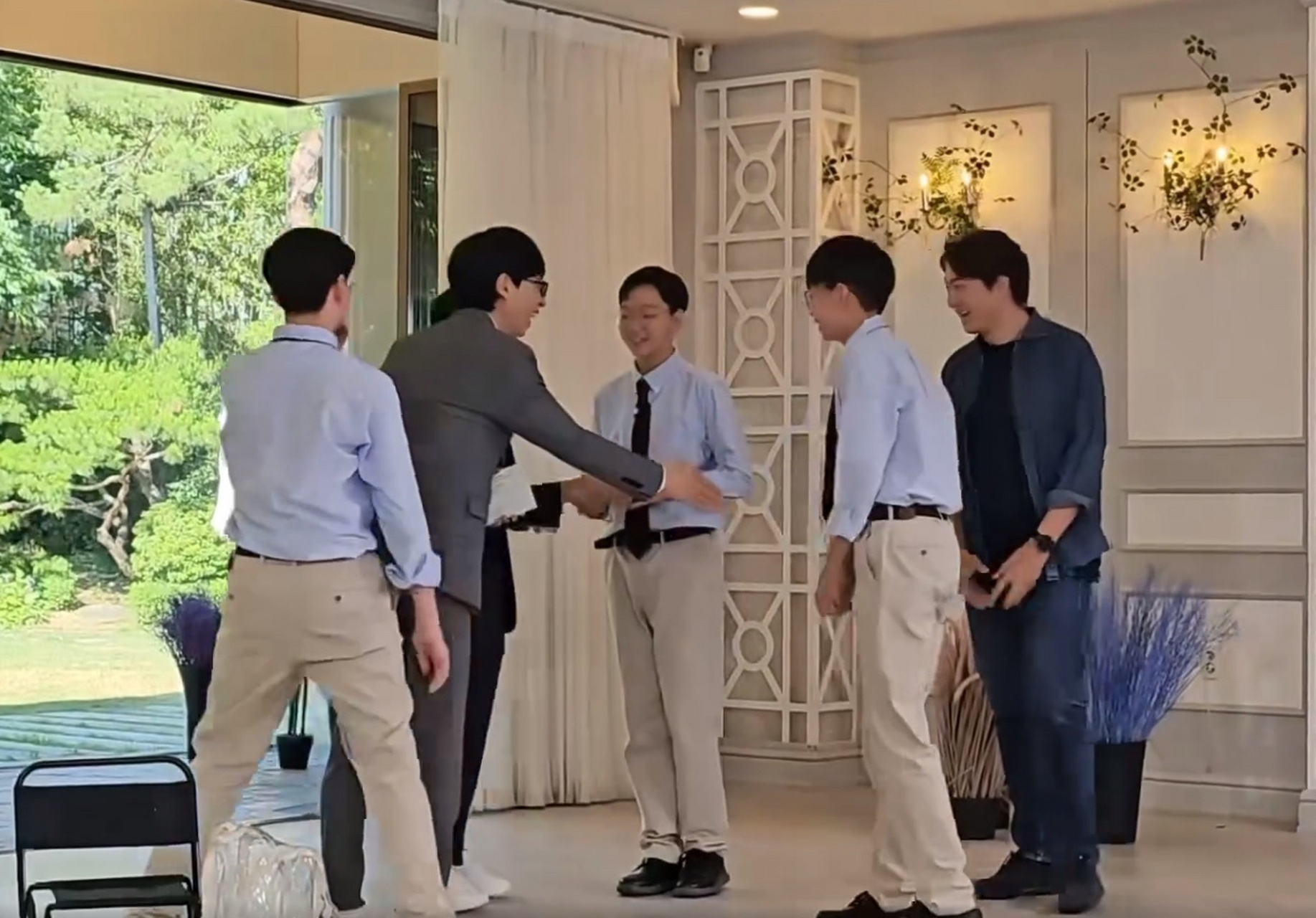 韩国宋家三胞胎近照,12岁的他们长高了很多,几乎跟爸爸一样高了,小