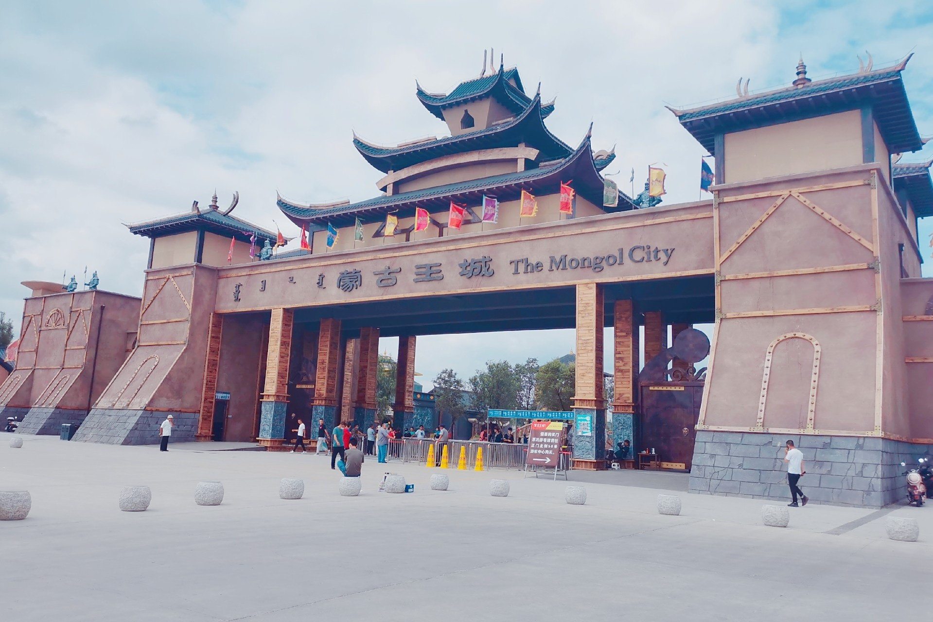 赤峰值得去的旅游景点之蒙古王城 简单介绍下这个景点吧:蒙古王城是