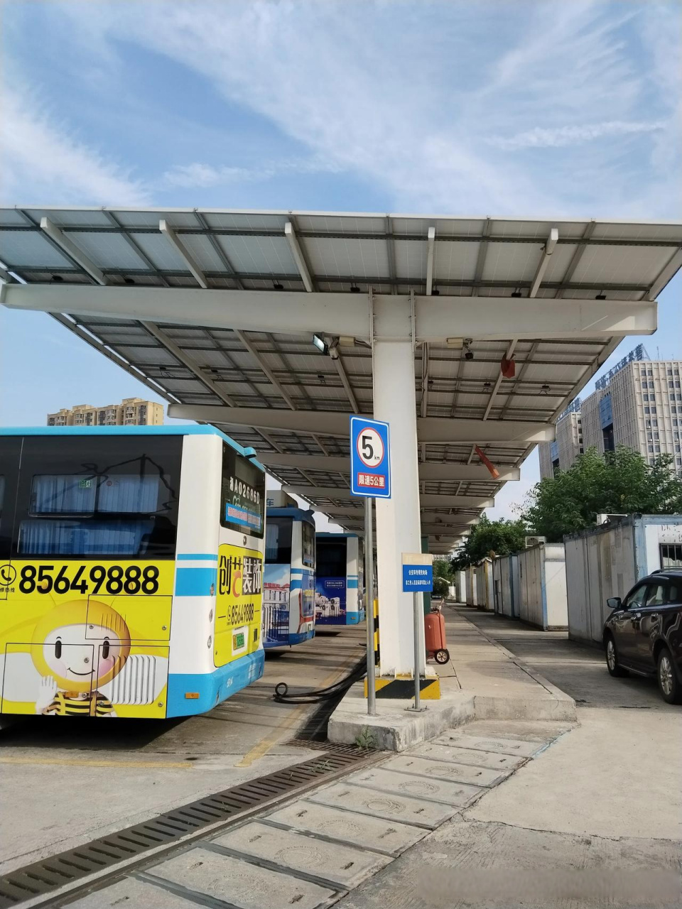 这是18年3月份做的光伏车棚,10mm的钢板拼焊出来的钢柱钢梁,柱梁做的