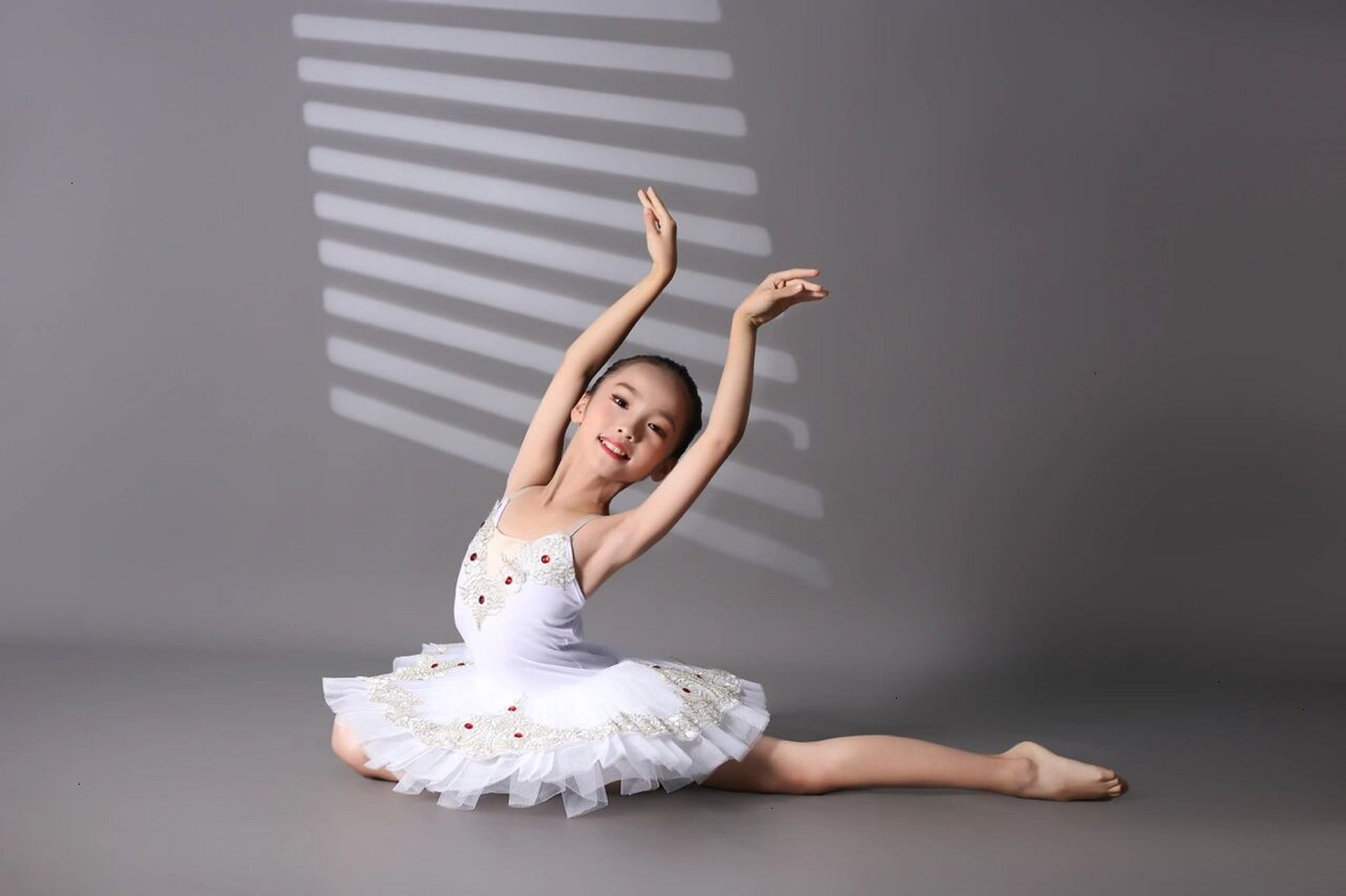 学中国舞女孩的芭蕾舞写真 ,真的是太美了!