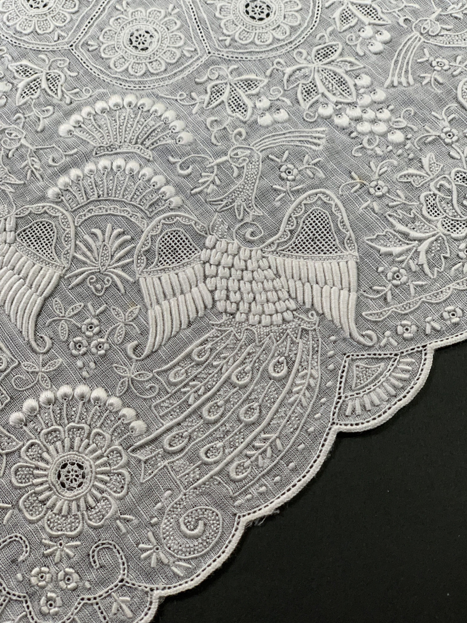 潮汕抽纱 又名抽绣,俗称白纱,源于潮州刺绣,而潮绣与广州刺绣(简称