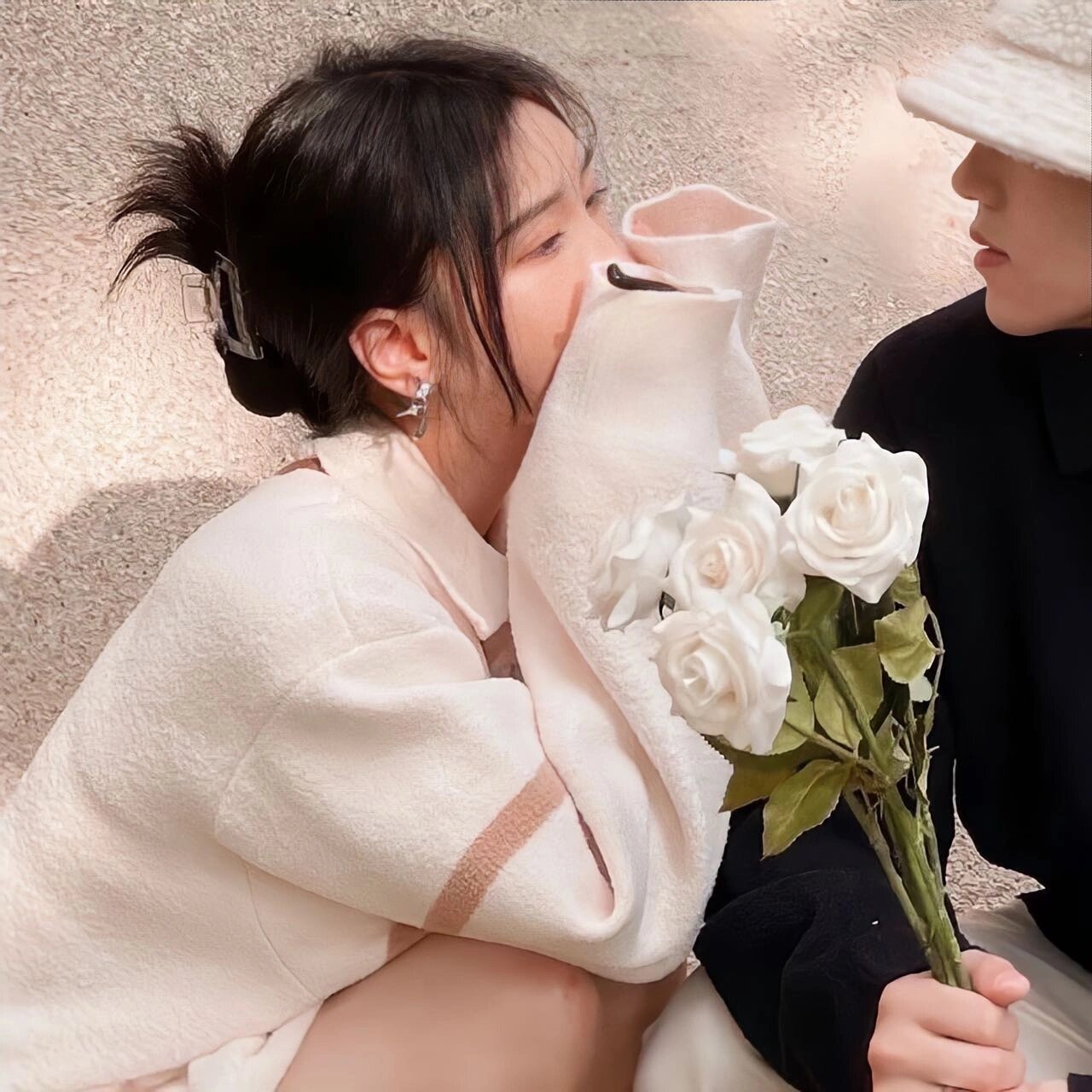 手拿鲜花情头/文案/壁纸 种自己的花 爱自己的宇宙.