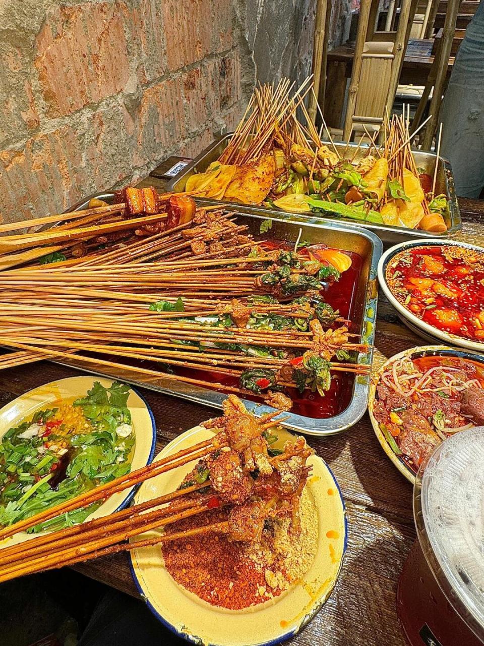 乐山!最伟大的串串出现了0505 #艾特你的饭搭子请你吃# 油卤串串!