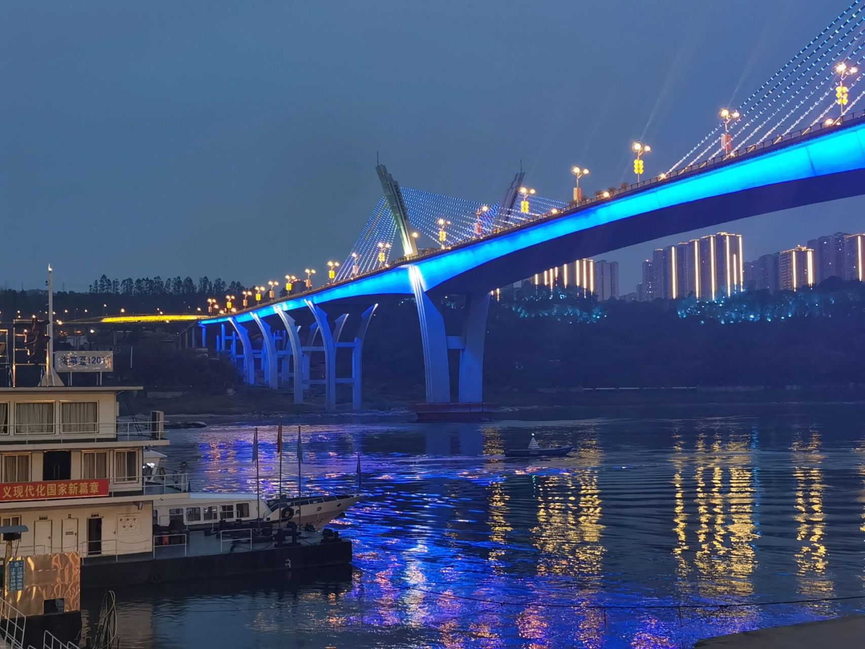 泸州长江边儿夜景开启幸运的四月啊～     新的一月希望有新的庆幸和