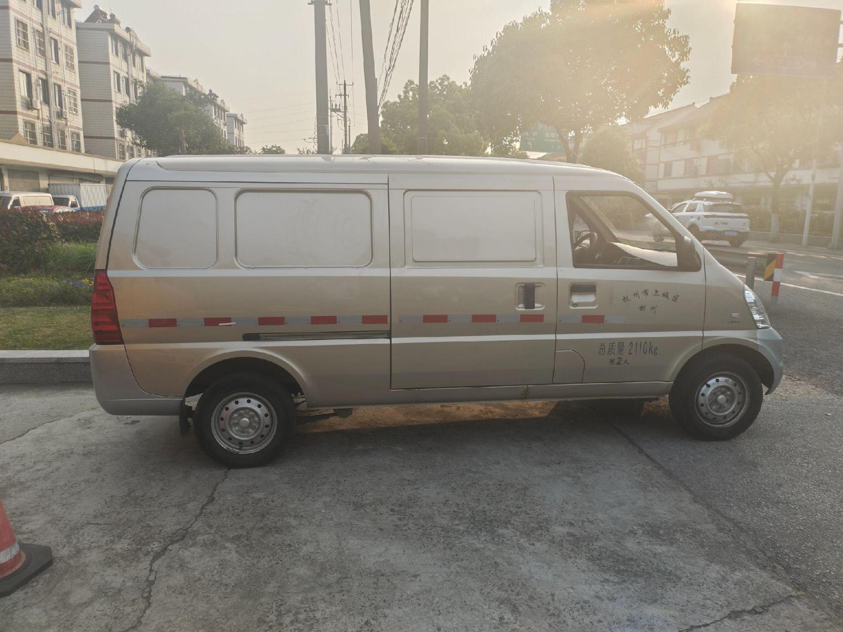 上海五菱荣光加长版货运版面包车2座.