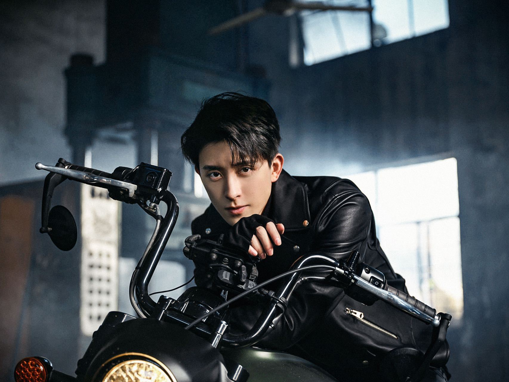 机车帅哥 #敖瑞鹏废墟机车大片##敖瑞鹏黑色皮衣机车造型