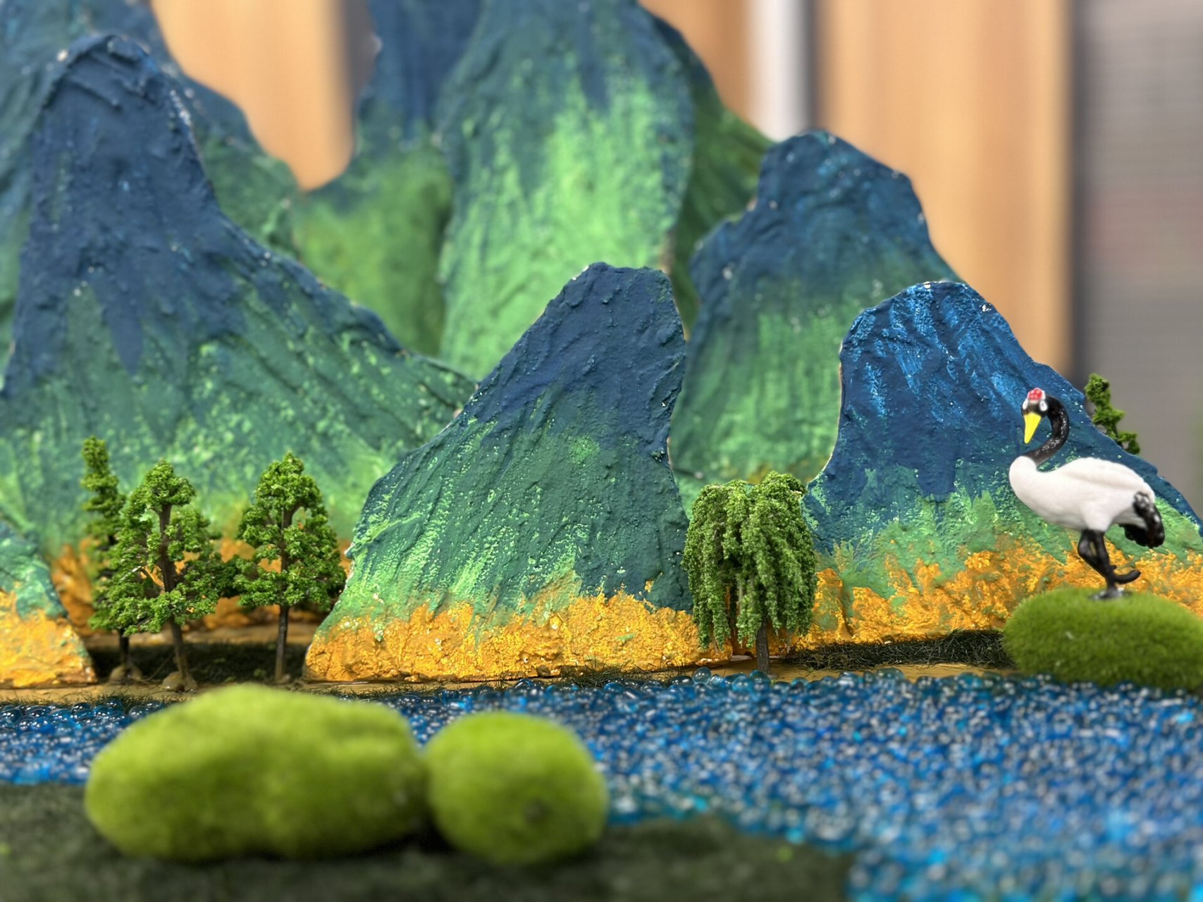 国家宝藏《千里江山图》立体手工作品 先用素描纸画山,贴在瓦楞纸上