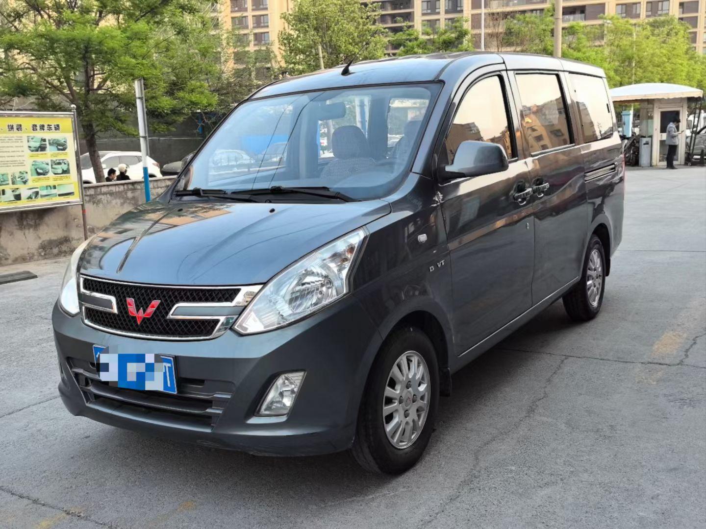 新到15年极品五菱宏光v,1.5高配,7座加长版,实表6.