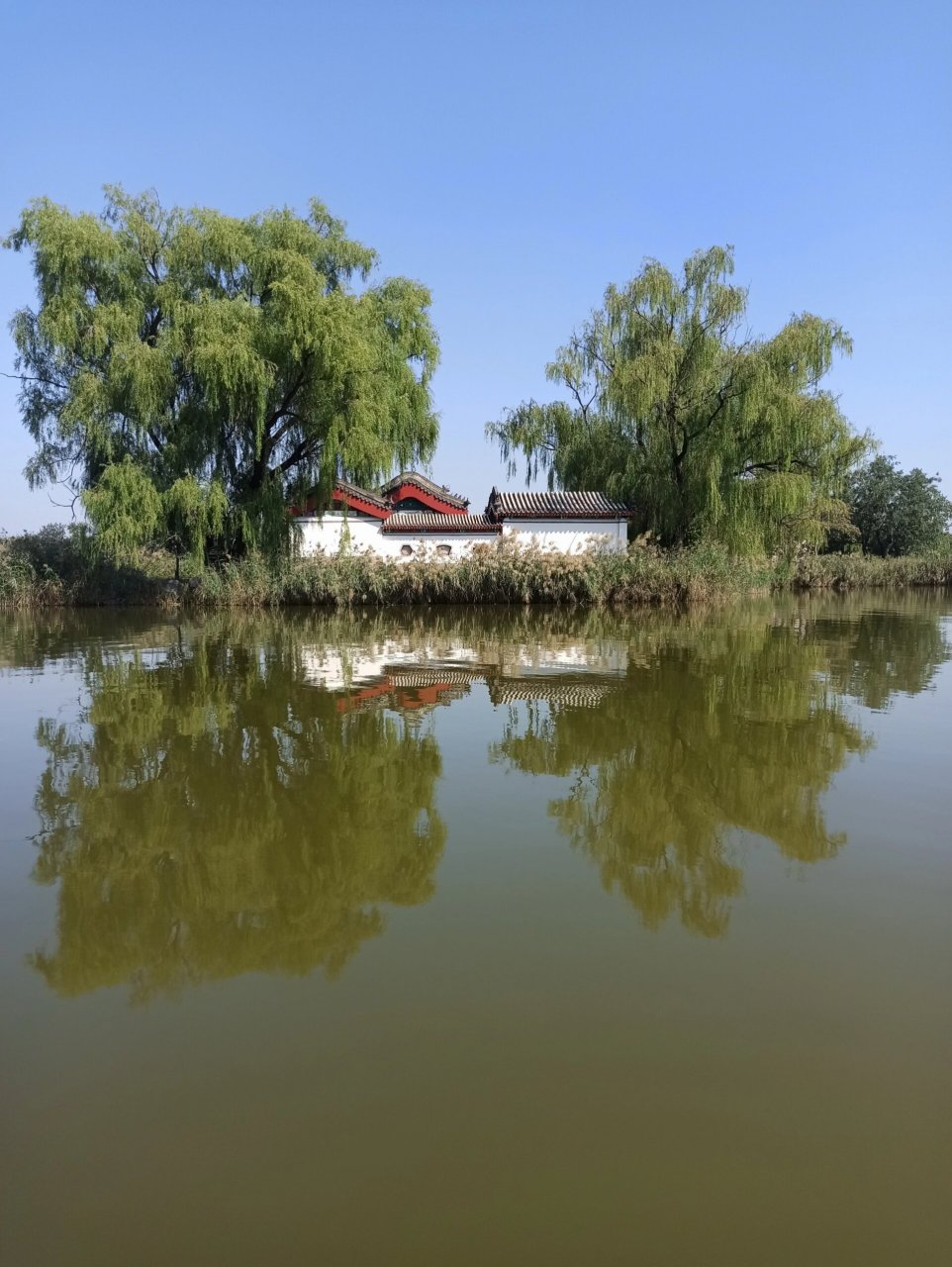 蓬岛瑶台1 图-是蓬岛瑶台有建筑的外观. 图-是自驾船停泊点.