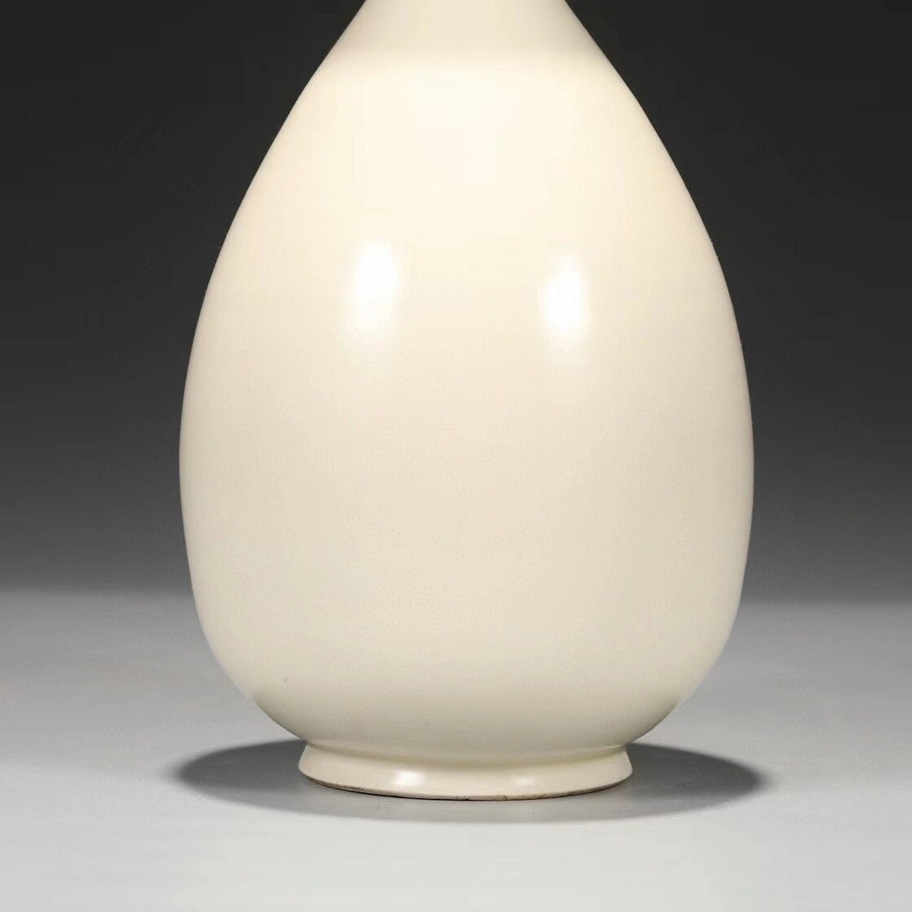 唐代 邢窑白釉盘口瓶 尺寸:高24公分 肚径13公分