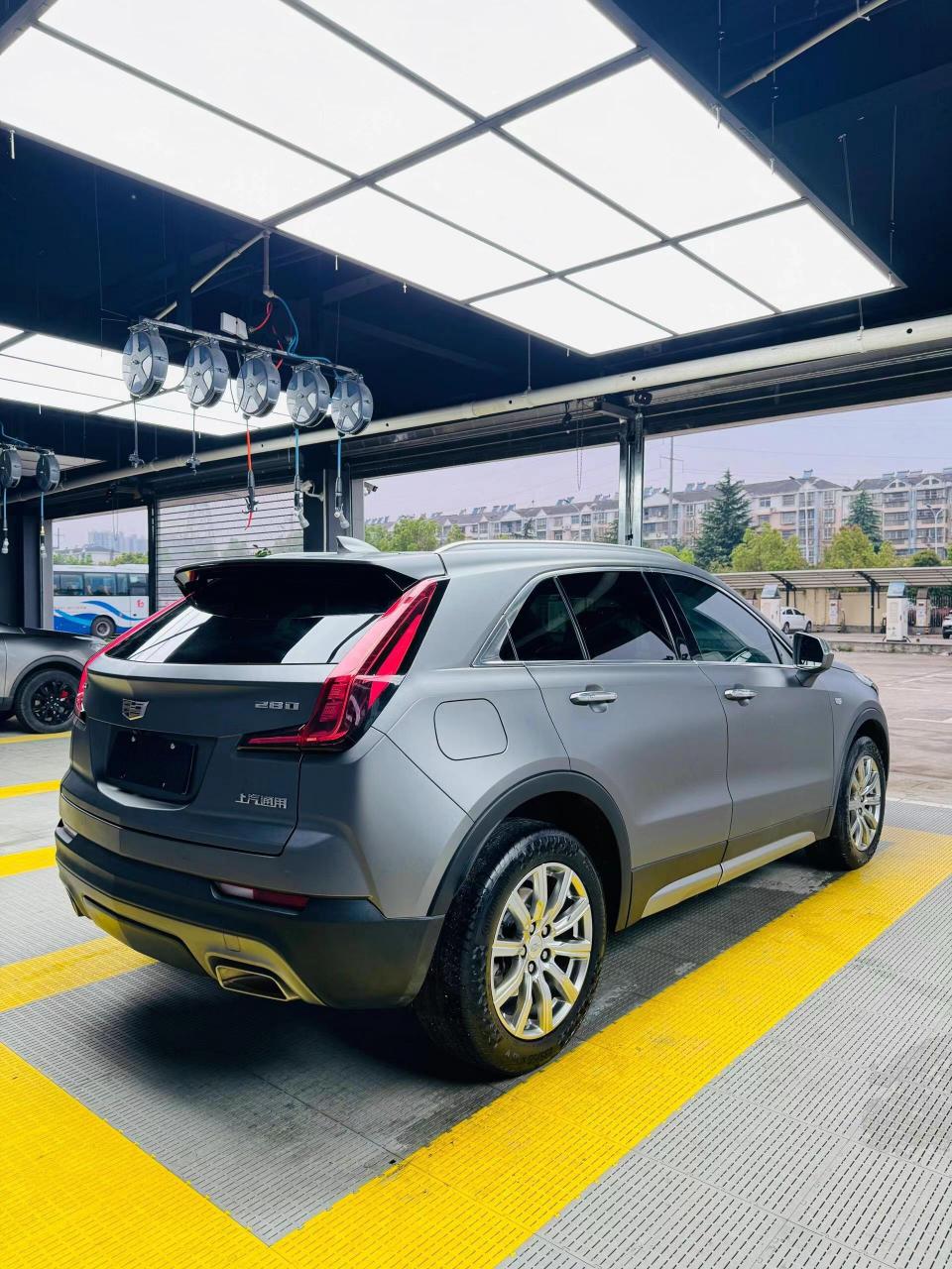 凯迪拉克xt4改色超亚amg山灰