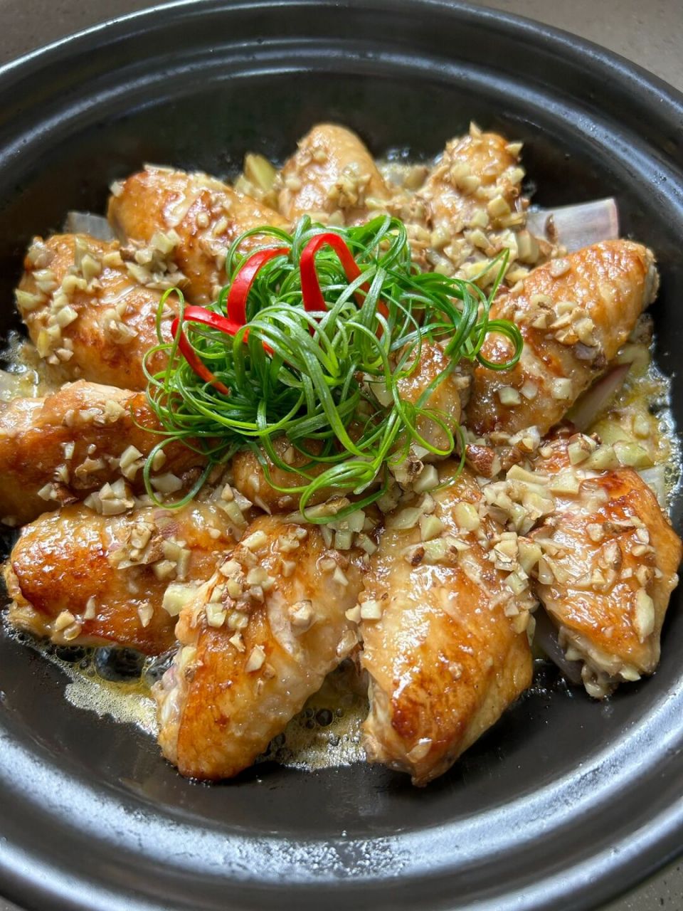 我妈的拿手菜! 沙姜焗鸡翅吃起来鲜嫩多汁,还带有沙姜的香味!