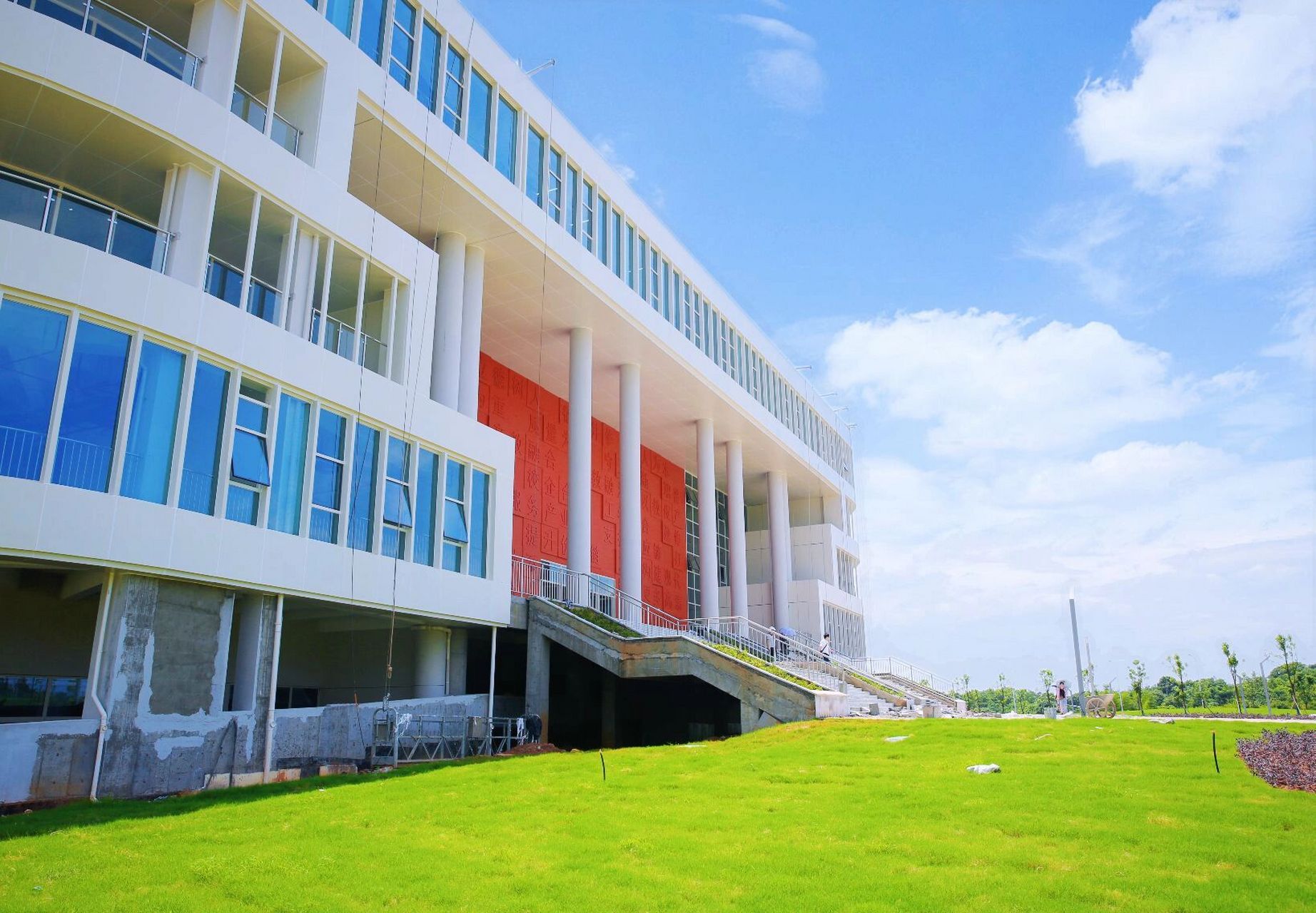 江西现代职业技术学院新校区 这个校区是共青城校区,目前我校有三个校