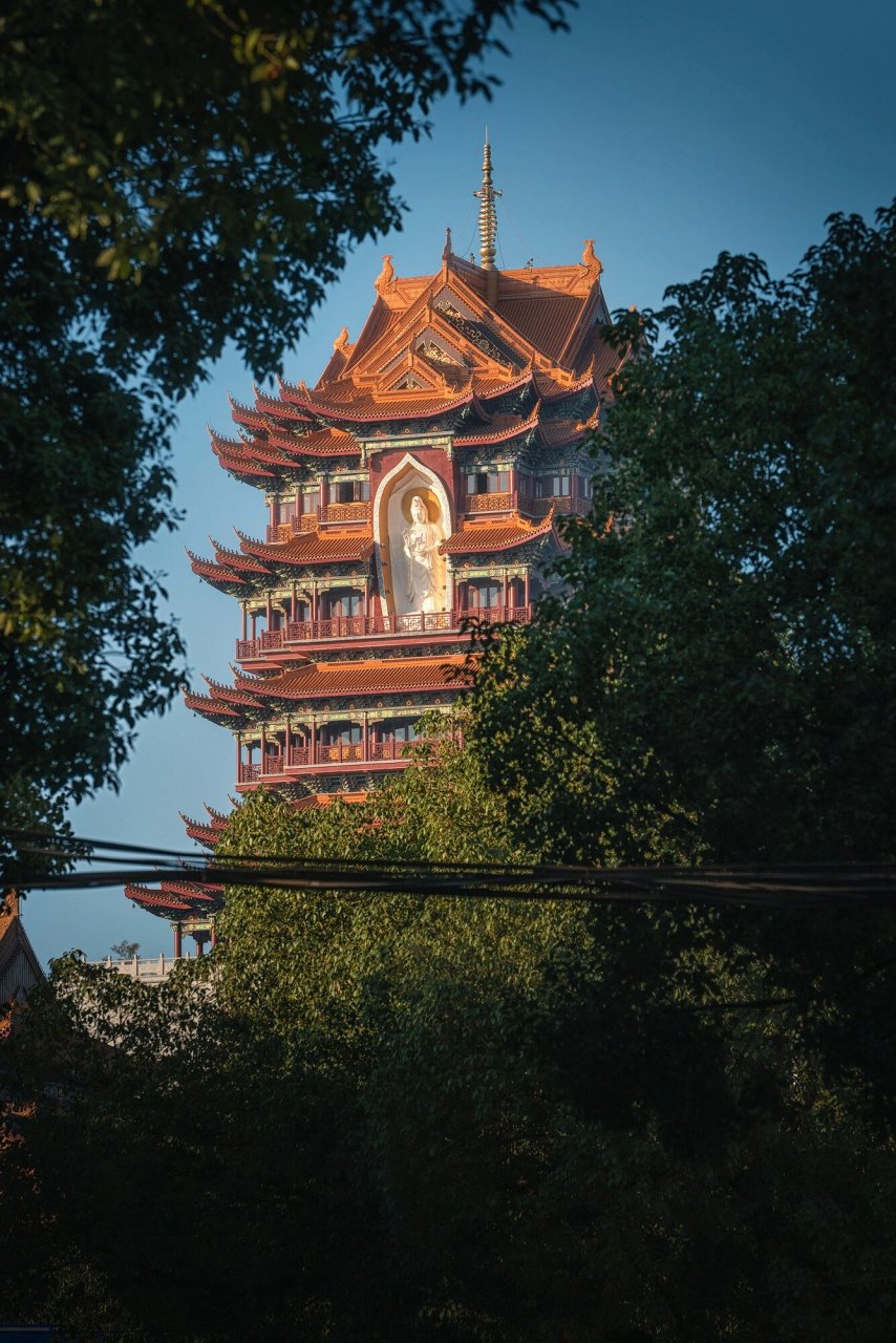 暖阳下的君山寺