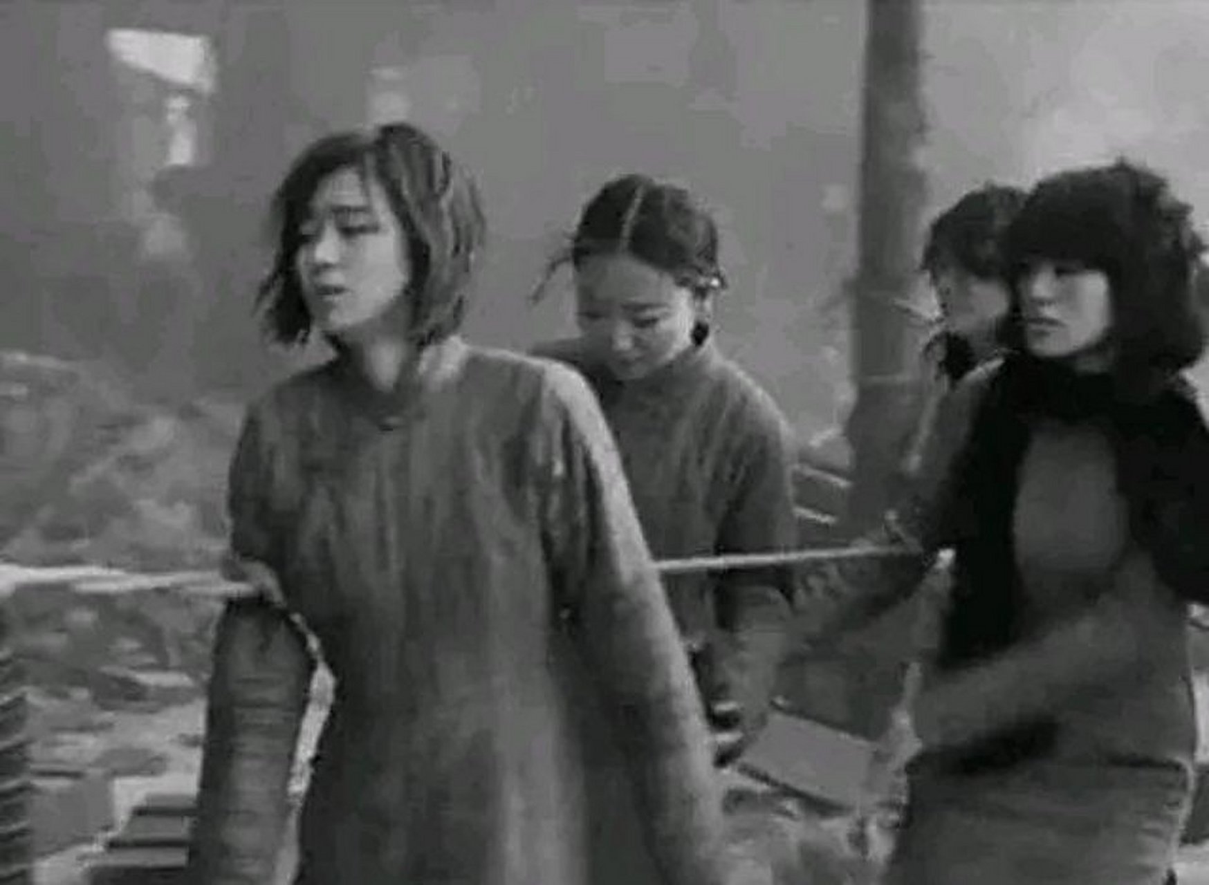 1937年12月,一伙鬼子闯进了南京的一所女校园