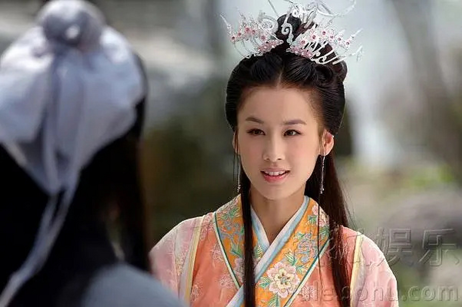 《天仙配》中黄圣依饰演的七仙女头饰一览,天上做仙女时的步摇,大婚时