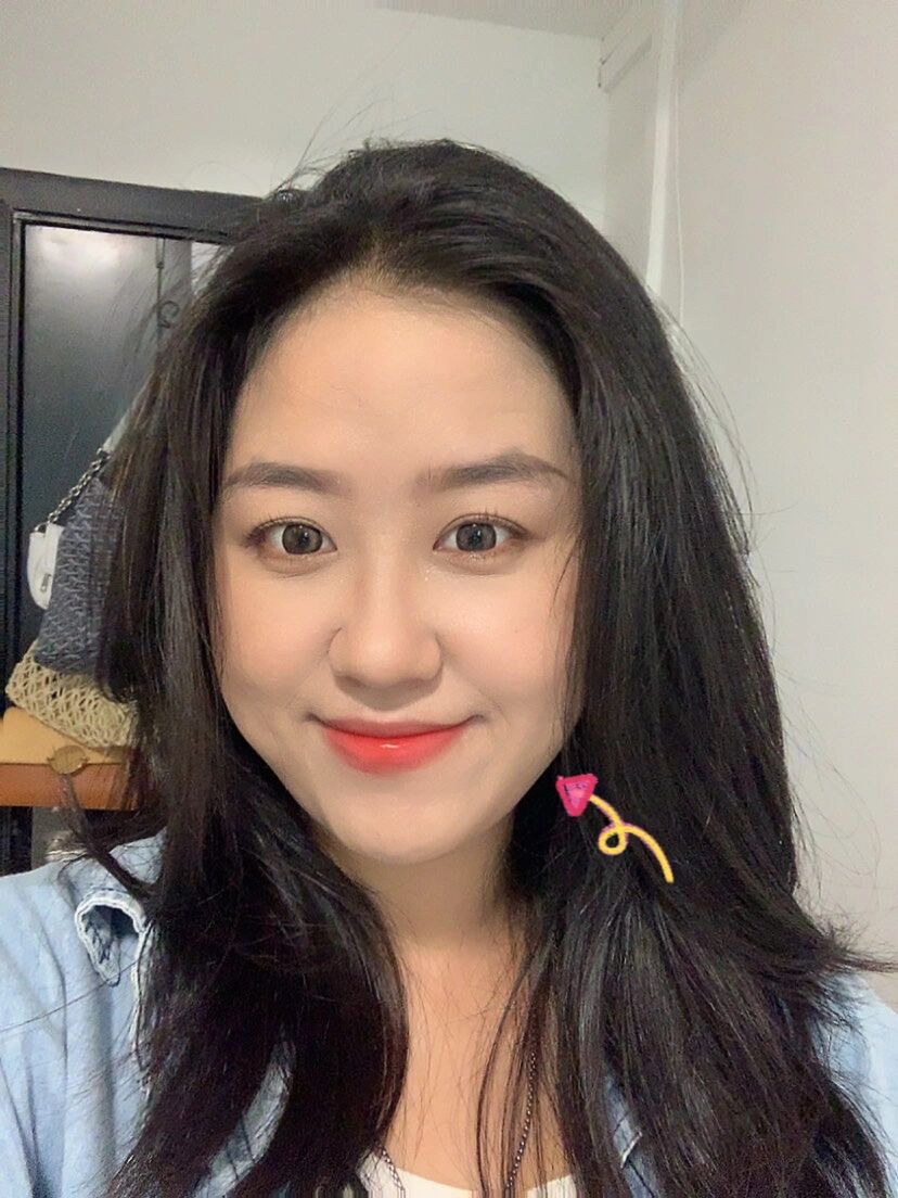 听说脸上这个纹路是捧场纹 意为好人缘儿 我比较相信一些面相的分析