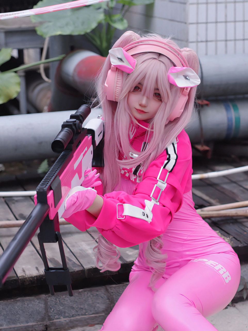nikke:胜利女神 爱丽丝cos|谁能拒绝粉色胶衣小兔子呢! 模特:阿妖