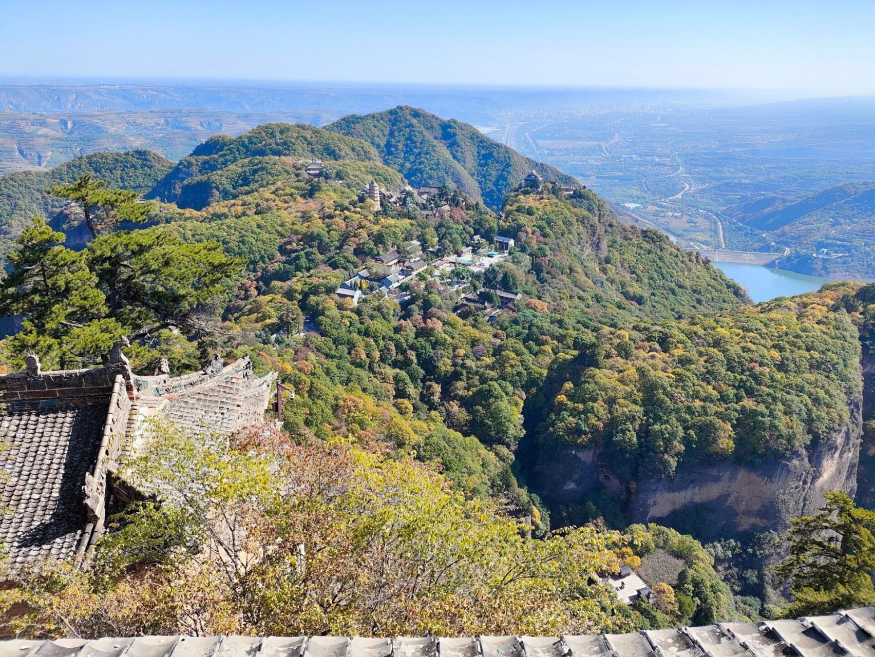 打卡秋日崆峒山 秋天的山景是最美的,像一幅油画一样.