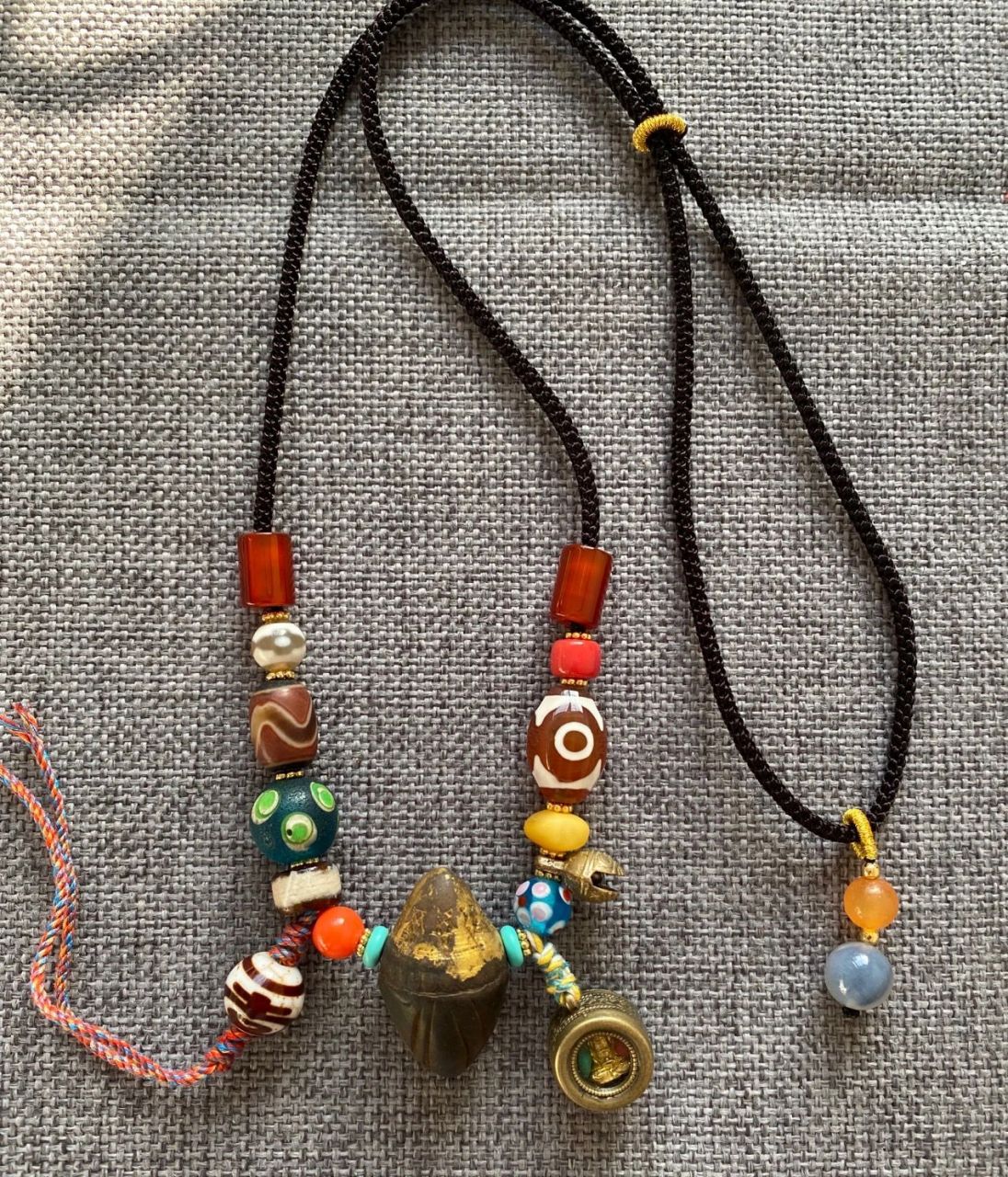 "娘拉擦擦"被藏人视为珍宝,相传佩带娘拉擦擦者,得诸本尊菩萨,空行,善