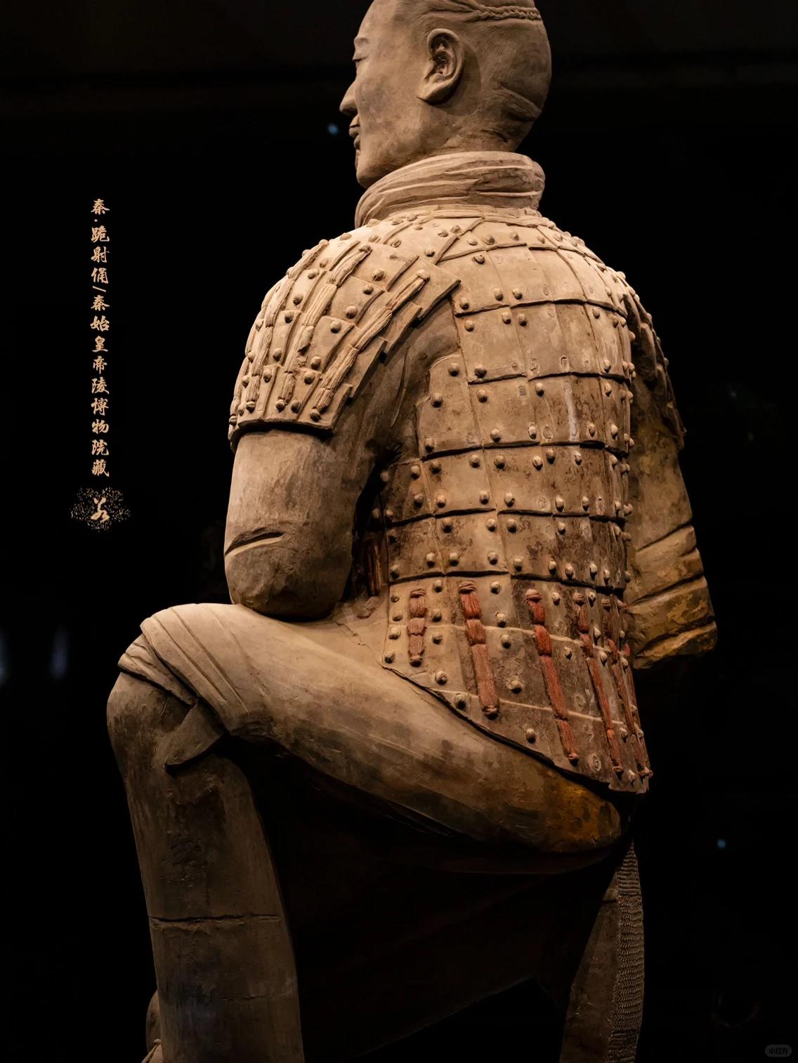 唯一一尊未经修复保持完整的兵马俑之跪射俑 重装步兵的一种,发现于二