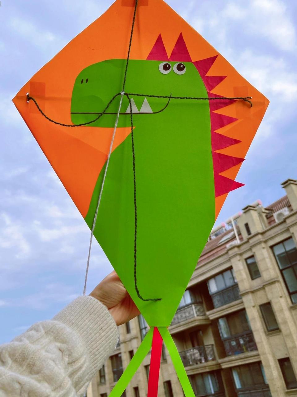 手工风筝制作教程 春暖花开,和家里小朋友一起制作手工小风筝,一起去
