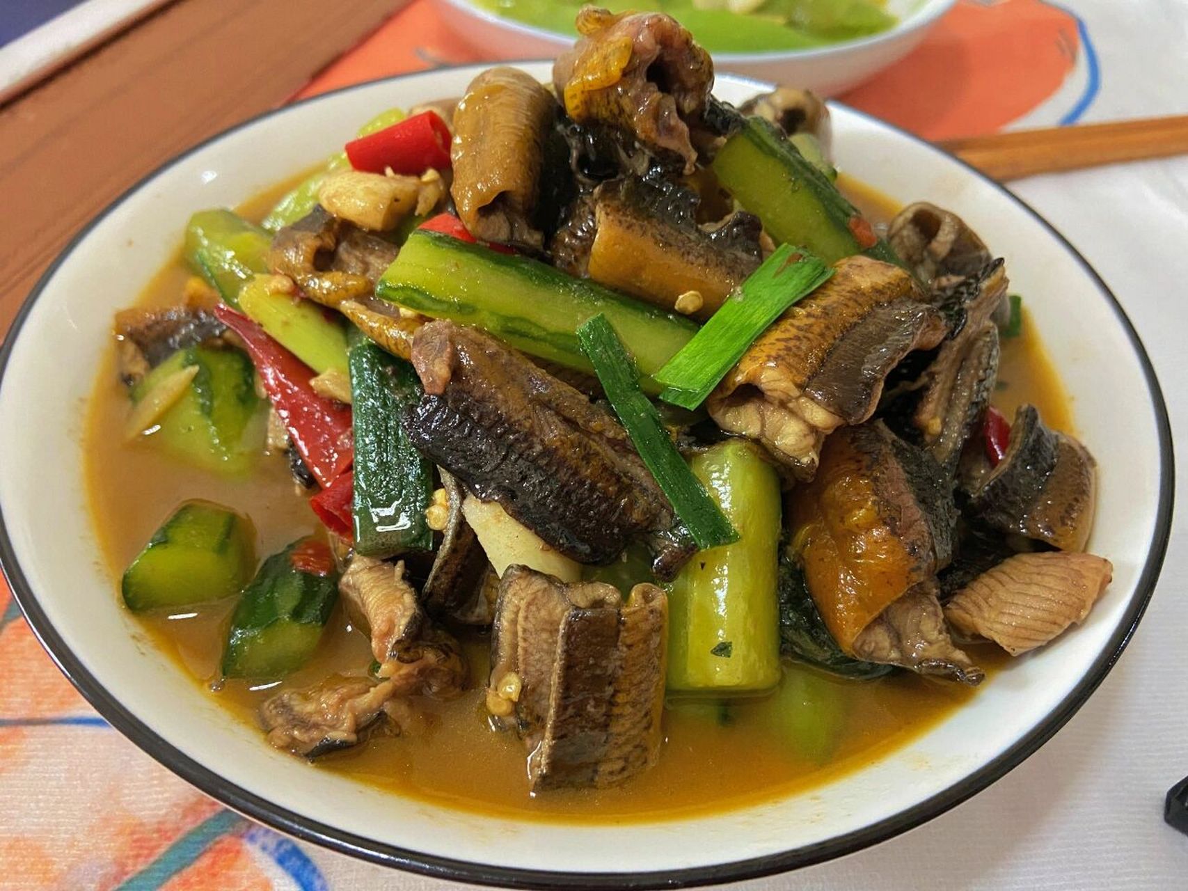 鳝鱼烧黄瓜 鳝鱼如果不会杀可以让卖鳝鱼的老板杀好清洗好,我买鳝鱼的