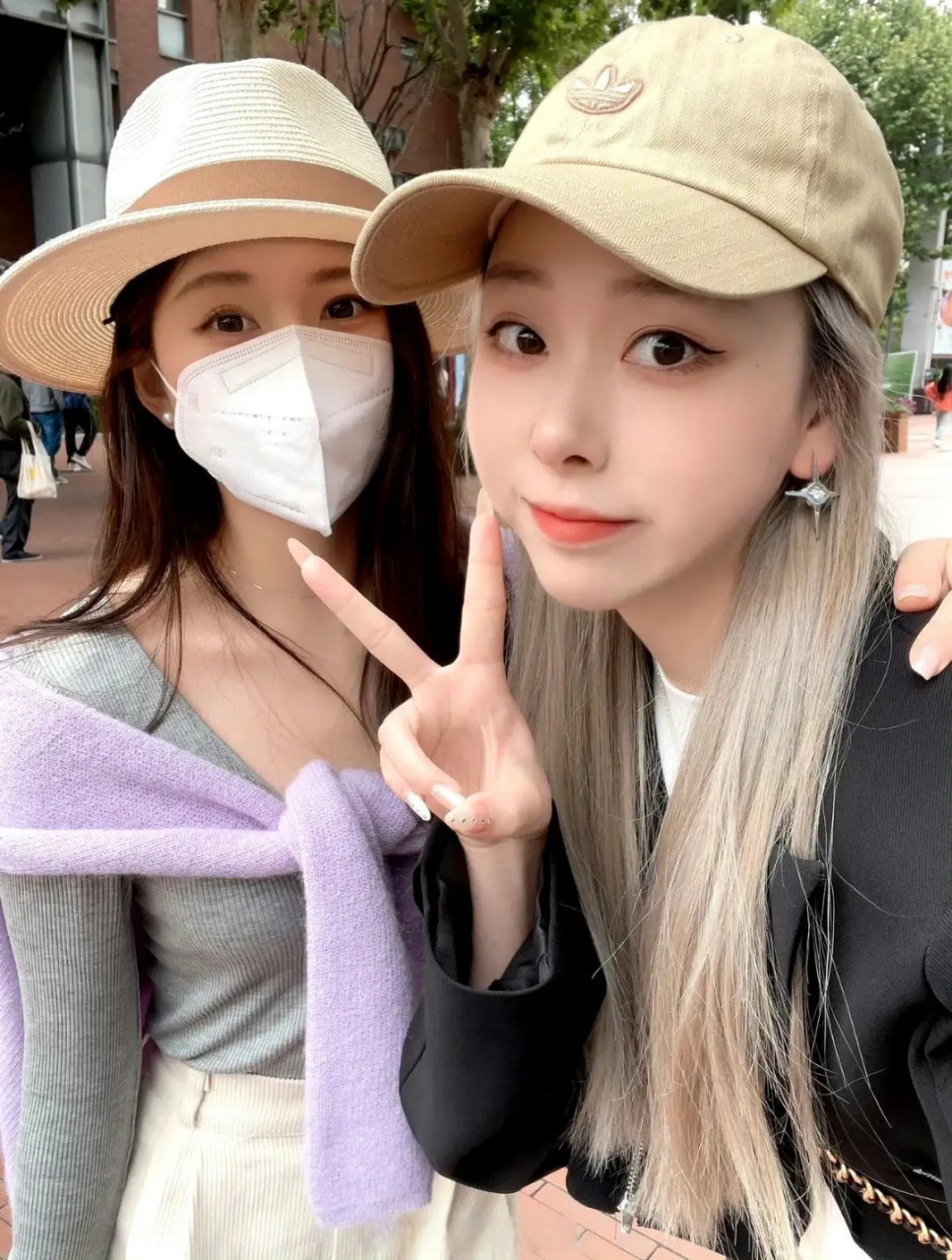 识狗认主人[没眼看] 有两个偶遇赵露思的,都是通过doe再认出来露思