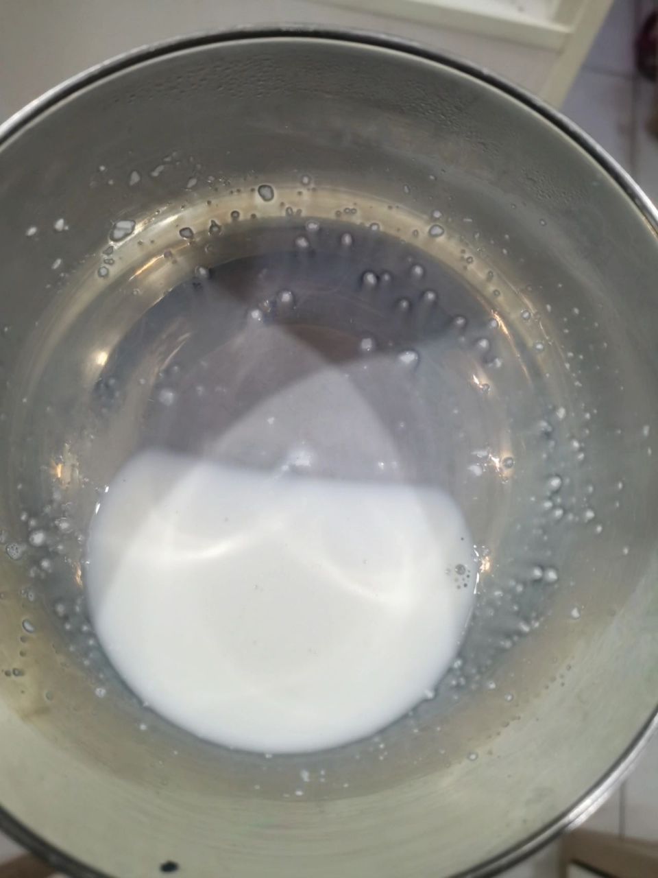 买的蒙牛牛奶,没有过期.但是里面就是有这一种大小不一的结块.