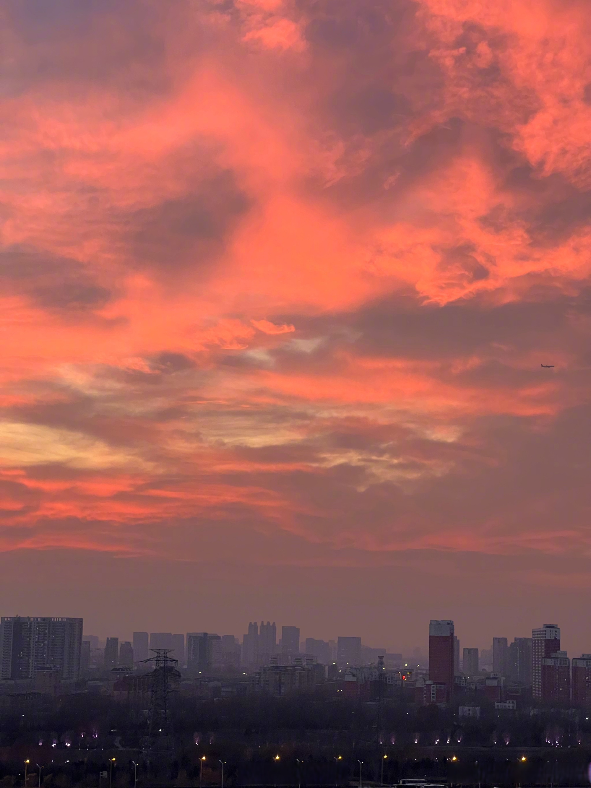 网友:#12月第1天遇上绝美晚霞#,仿佛是夕阳对天空的浪漫告白!