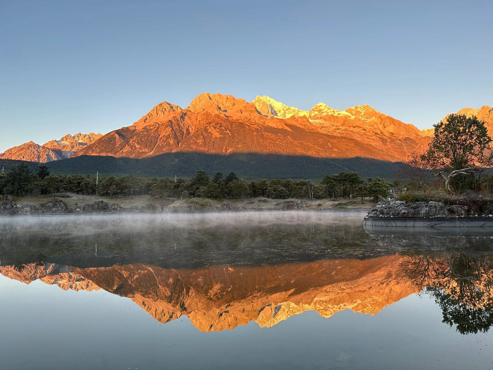 玉龙雪山日照金山 真的太幸运了吧 看到了日照金山