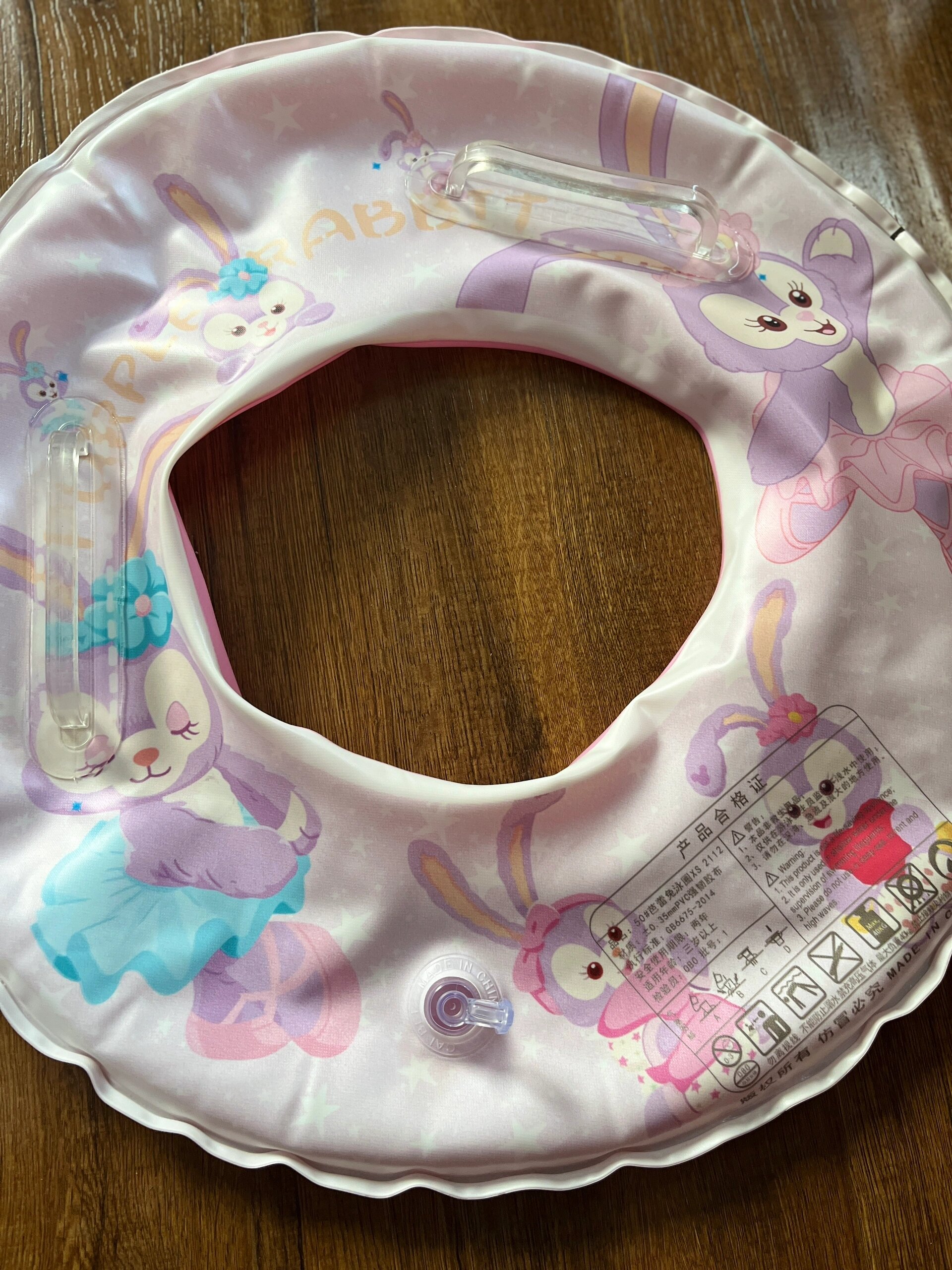 游泳圈放气方法: 步骤一:将游泳圈充气口擦干净,把充气口轻轻拽出或