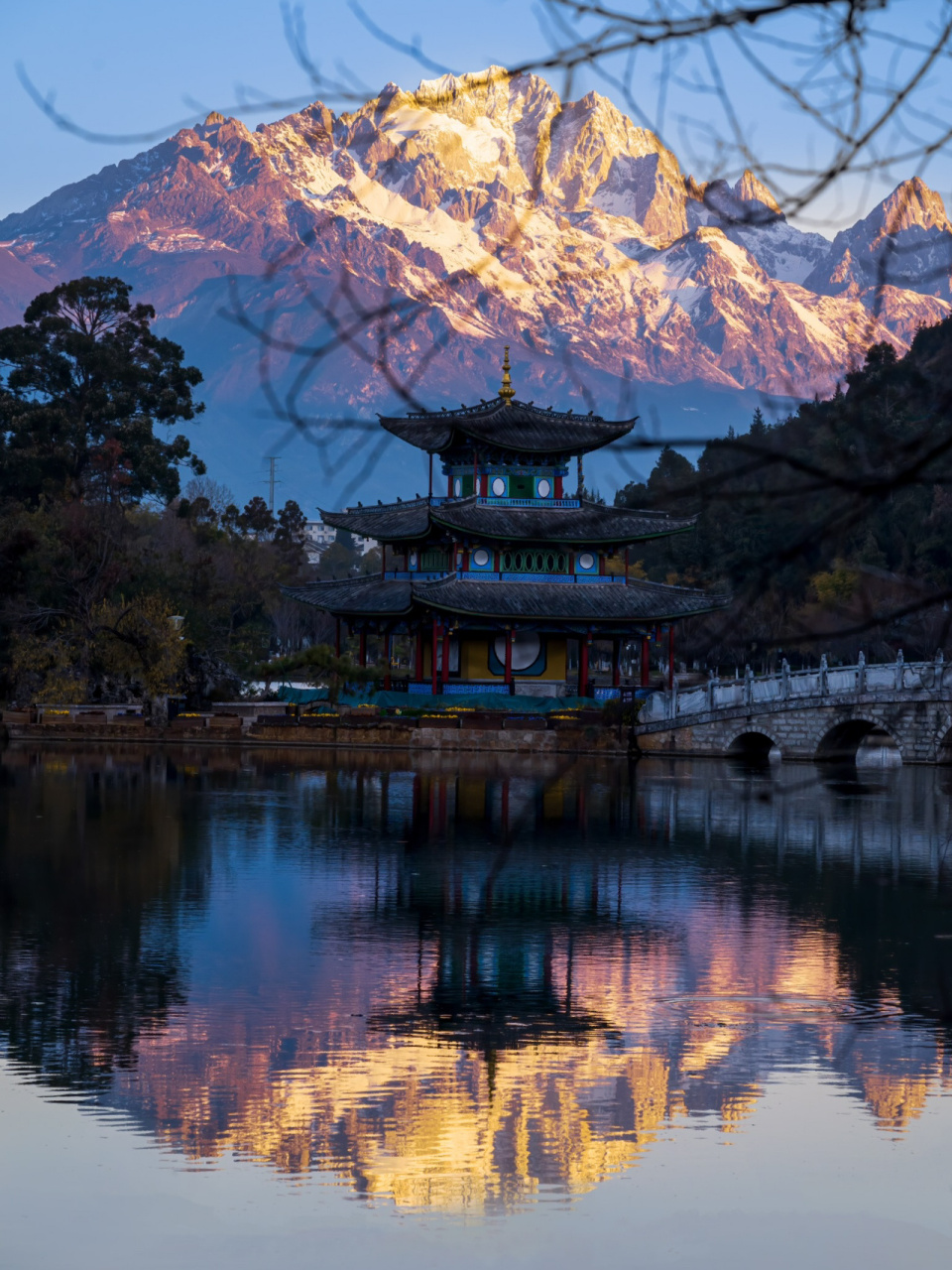 黑龙潭公园 | 距丽江古城一公里看日照金山 94简介: 从丽江古城四方