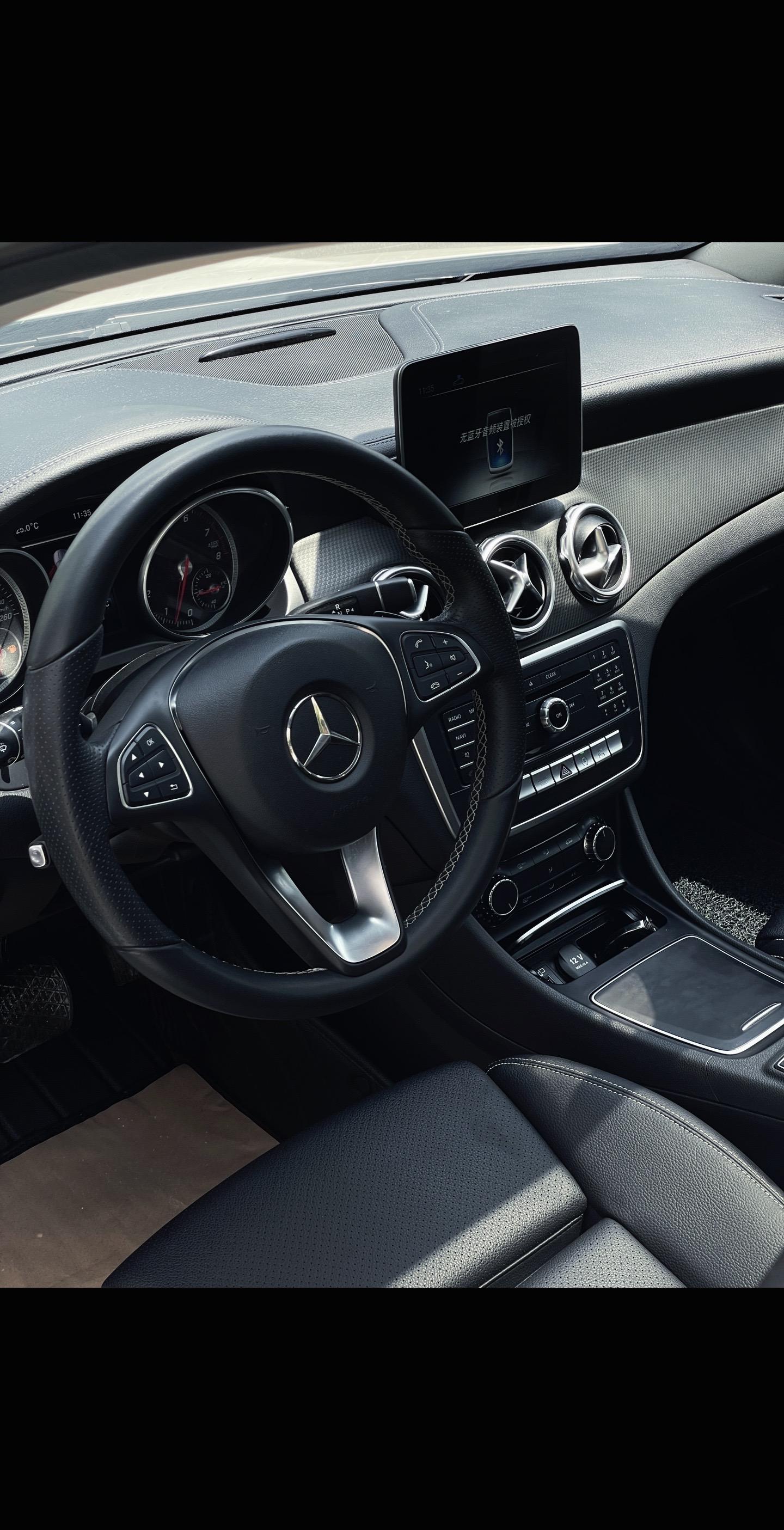 最新车源 17款奔驰gla200时尚 本地女士一手车 长期地库 仅行驶五万