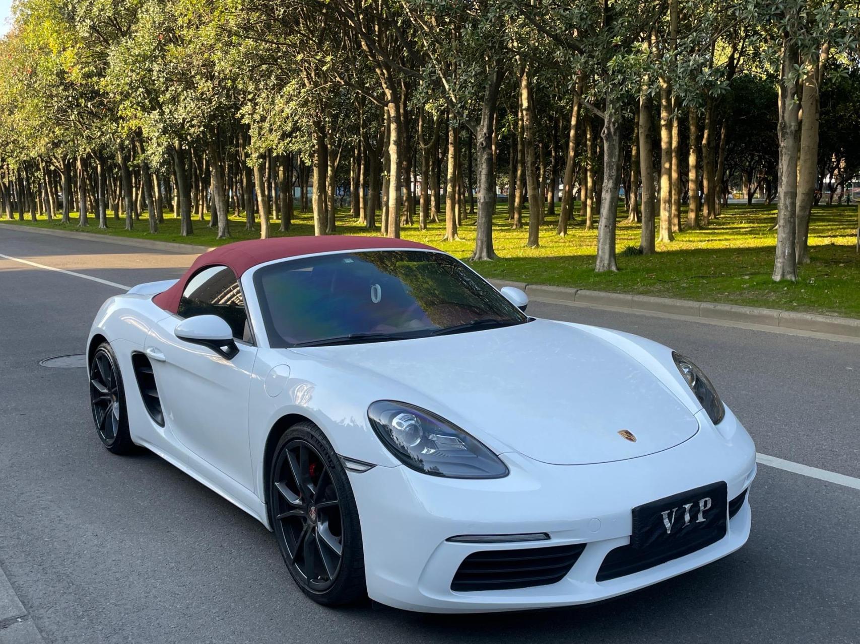 保时捷boxster718敞篷白红高配 上牌日期:2017年8月车辆车型:跑车