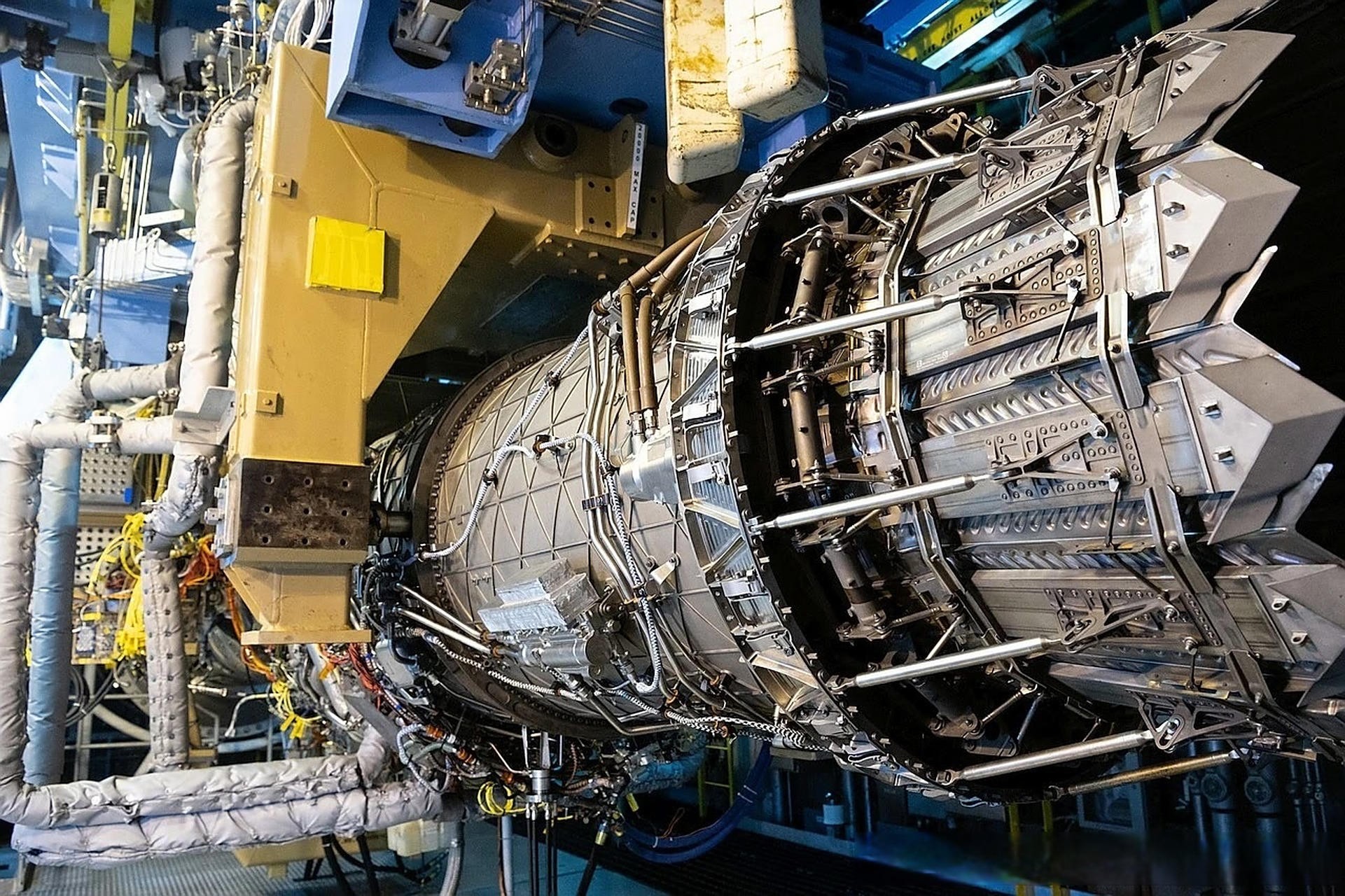 拆掉火鸡羽毛后的f135尾喷管