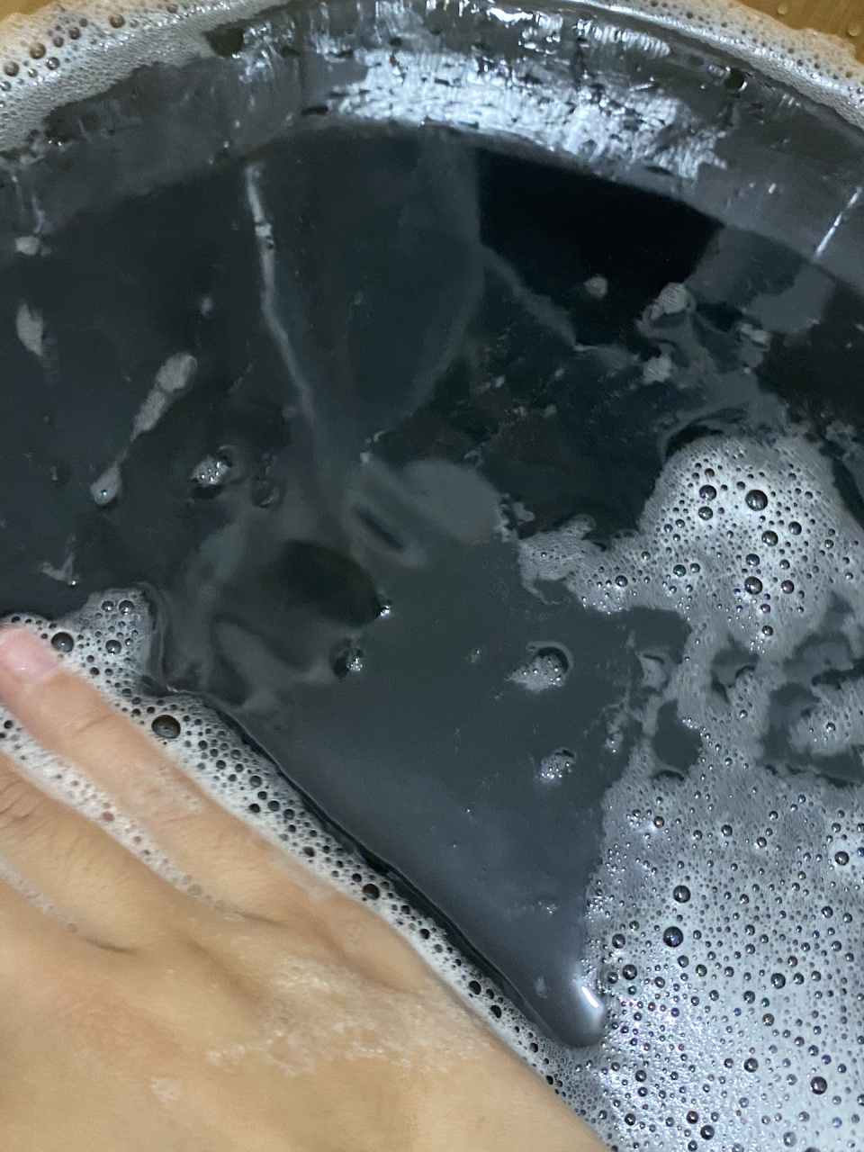 牛仔裤掉色掉成这样正常嘛 复古深蓝色牛仔裤第一次下水掉色掉成这样