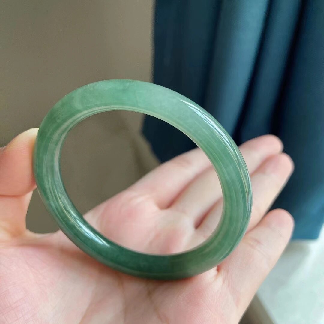 油青翡翠手镯,真的只适合中老年人吗? 三十岁的女青年戴这只合适否?