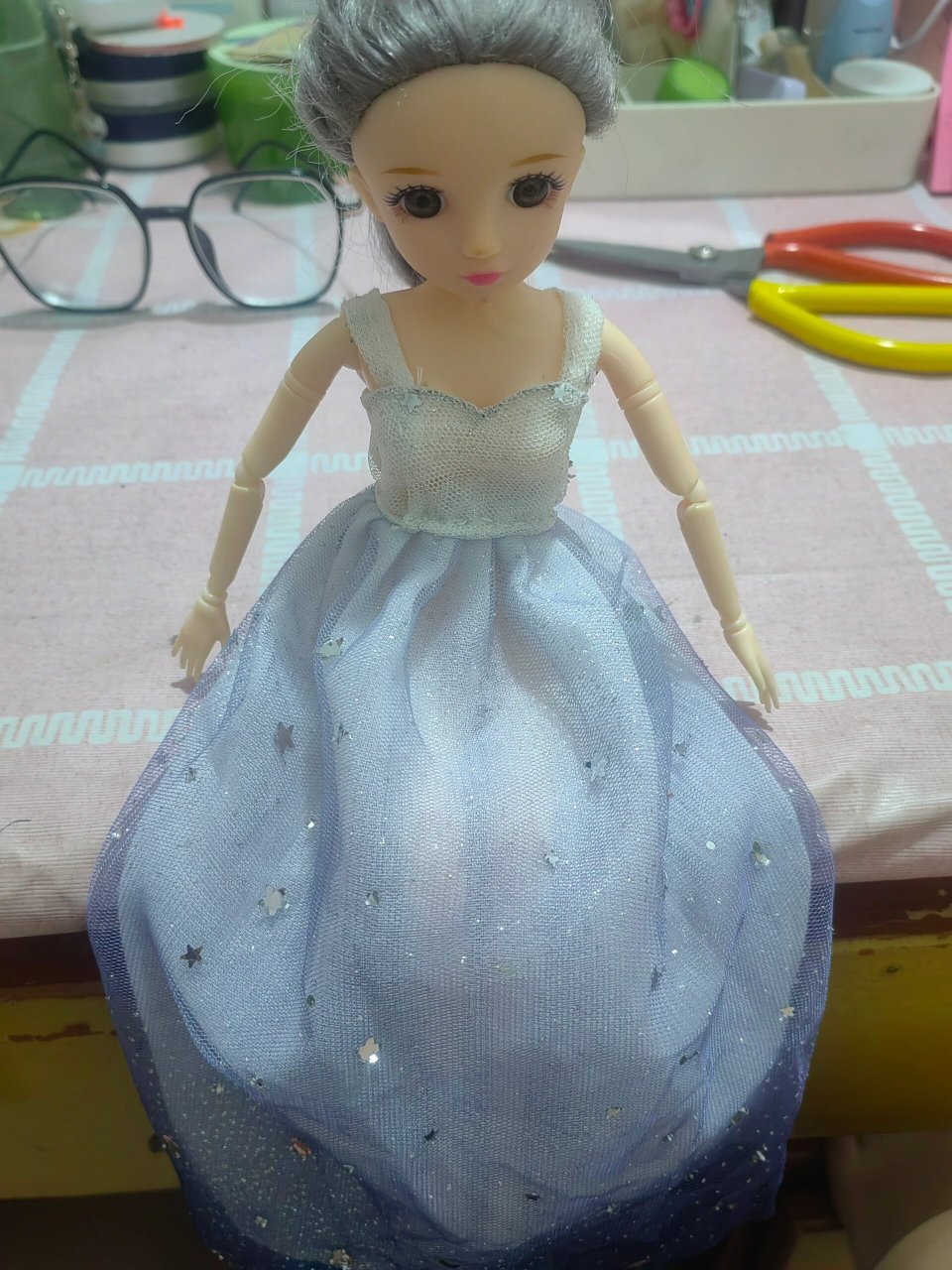 芭比娃娃衣服 用妹妹的旧裙子给芭比娃娃做了新裙子,和小兔子是闺蜜装