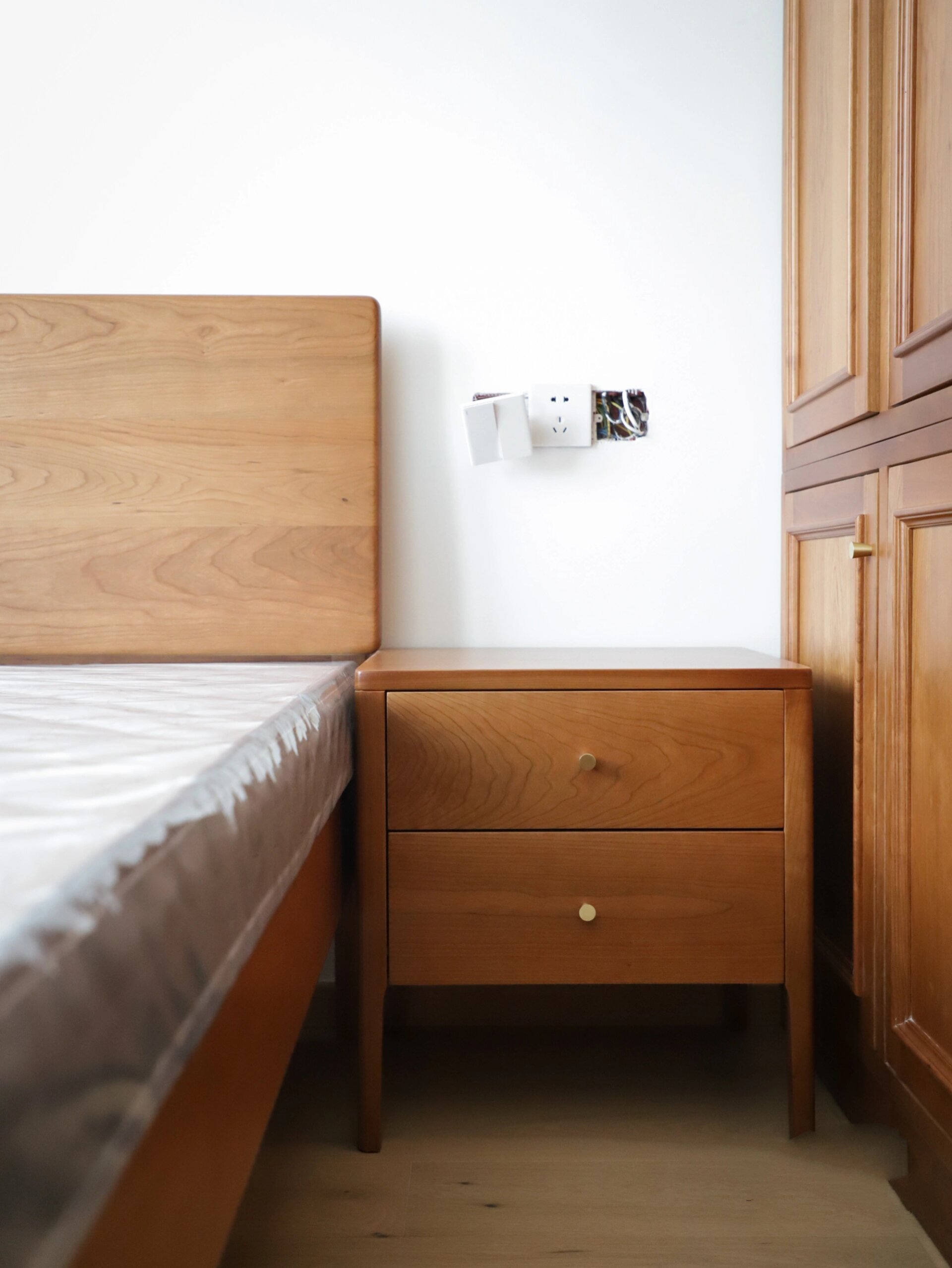 樱桃木的颜色确实发生了变化,变得更更润更深,颜色也偏向红褐色,呈现