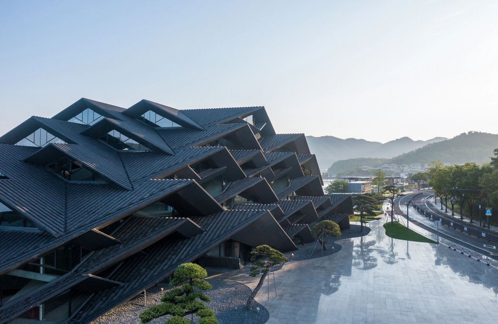 "消失"的建筑|韩岭美术馆 将百里湖山安置进美术馆层叠的窗户里,令