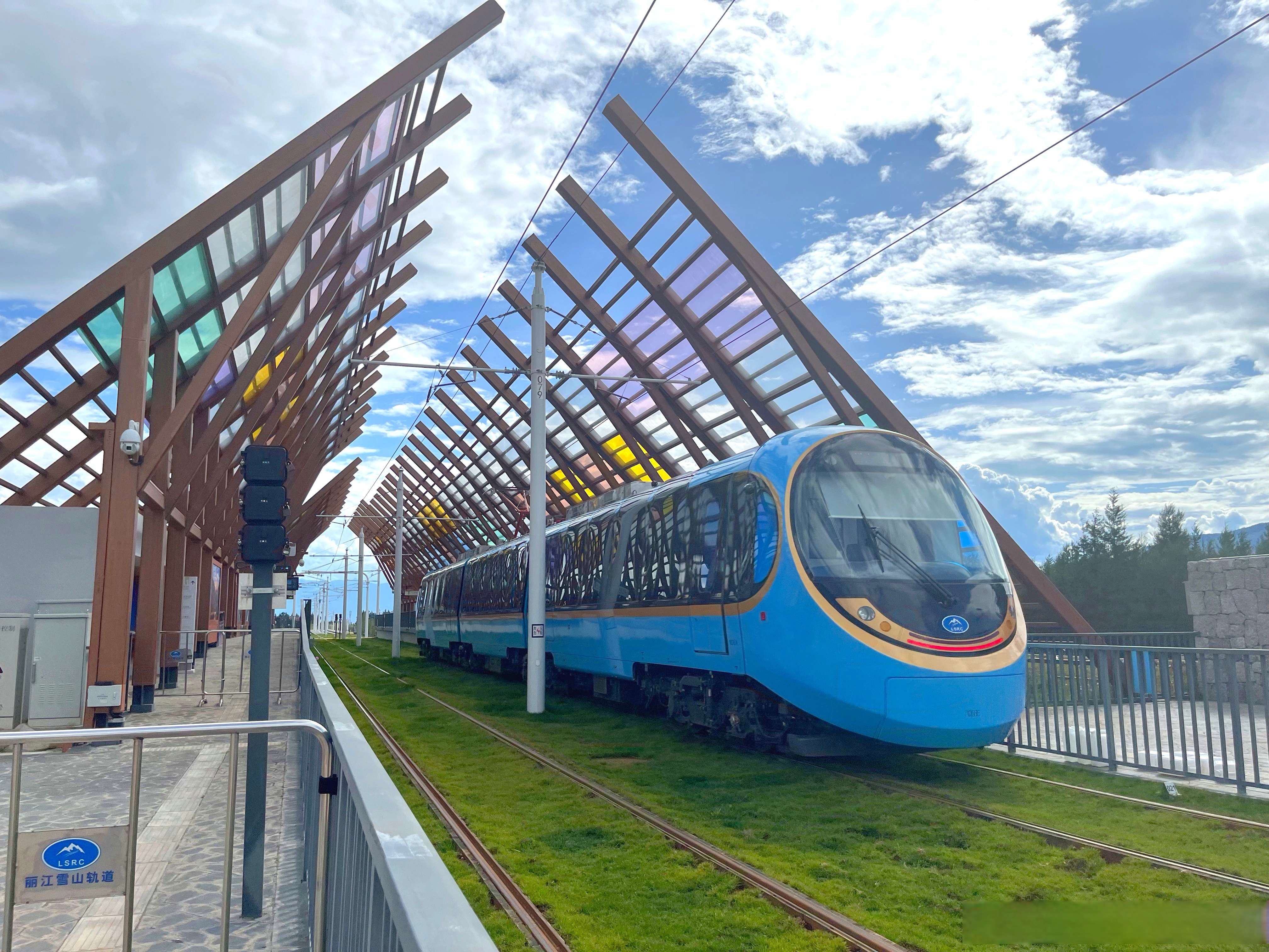 全球首列全景观光山地旅游列车开通运营】2月12日,由中车株洲电力机车