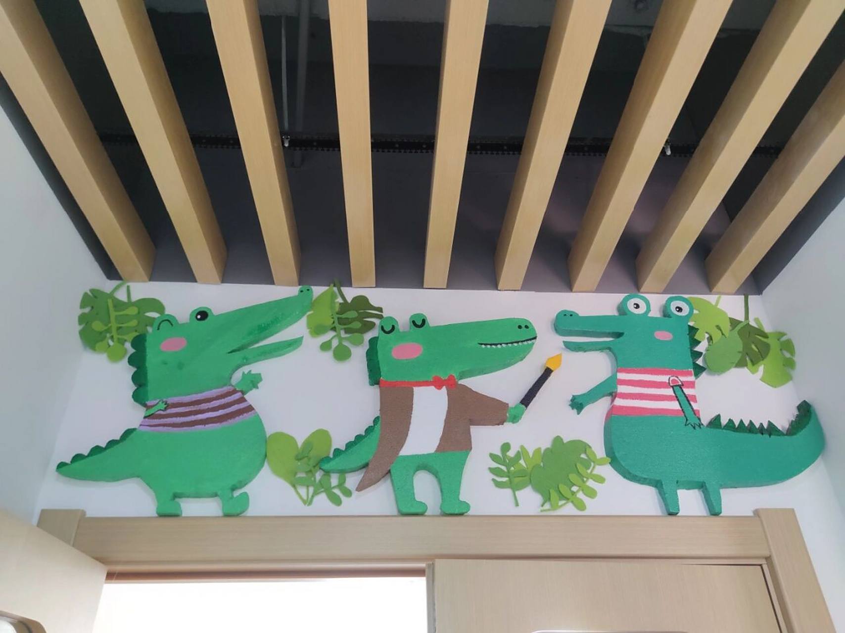 幼儿园教室门头环创  之前发过的幼儿园门头老师们又添加了一些小装饰