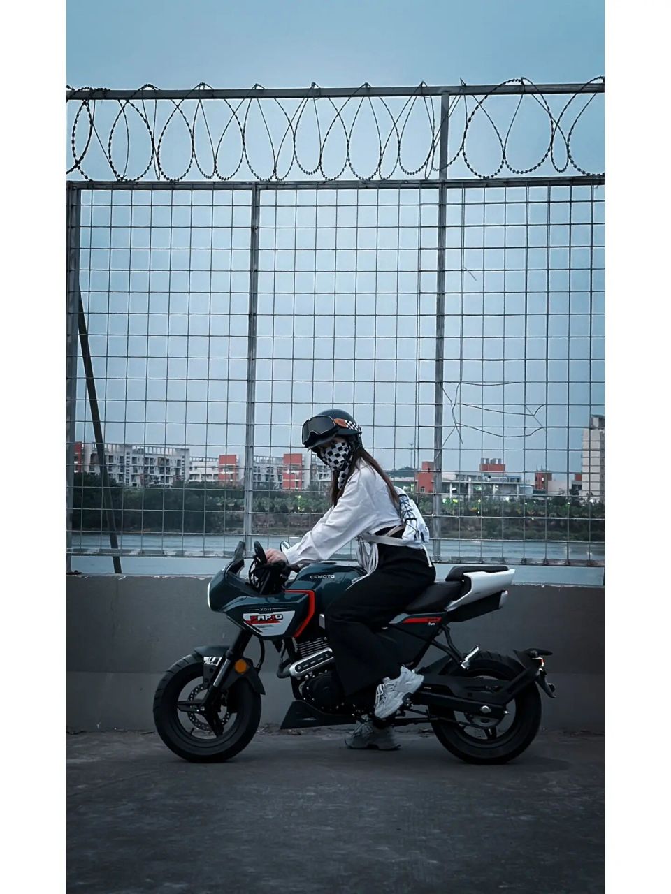 车型名称:xo狒狒 复古跑车风格 人均化身赛车手:猪头罩,分离把,手