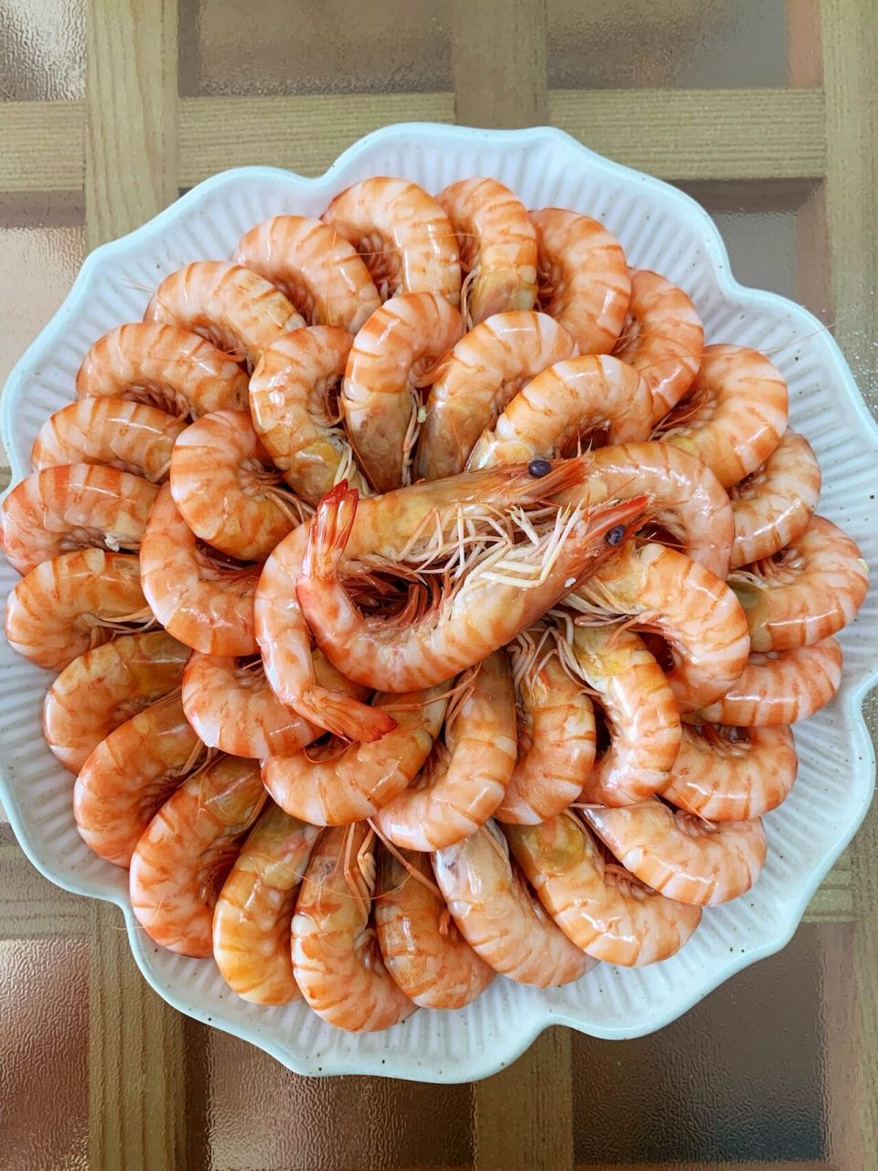 白灼基围虾～原汁原味肉质鲜甜 白灼基围虾做法既简单又好吃,配上蘸料