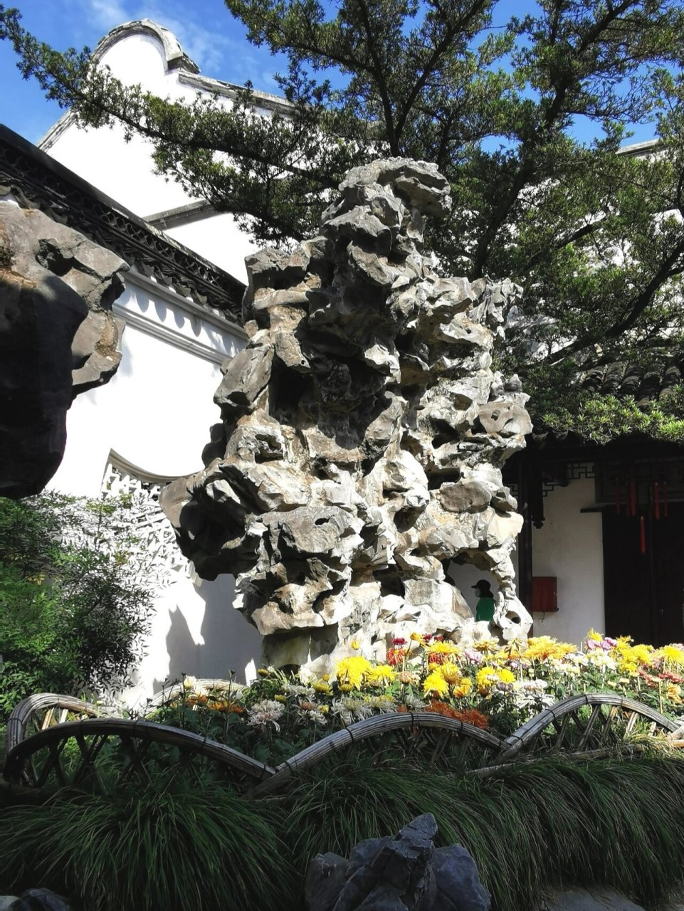 狮子林景点(2):九狮峰 九狮峰垒于狮子林最后一任园主贝润生时期(颜料