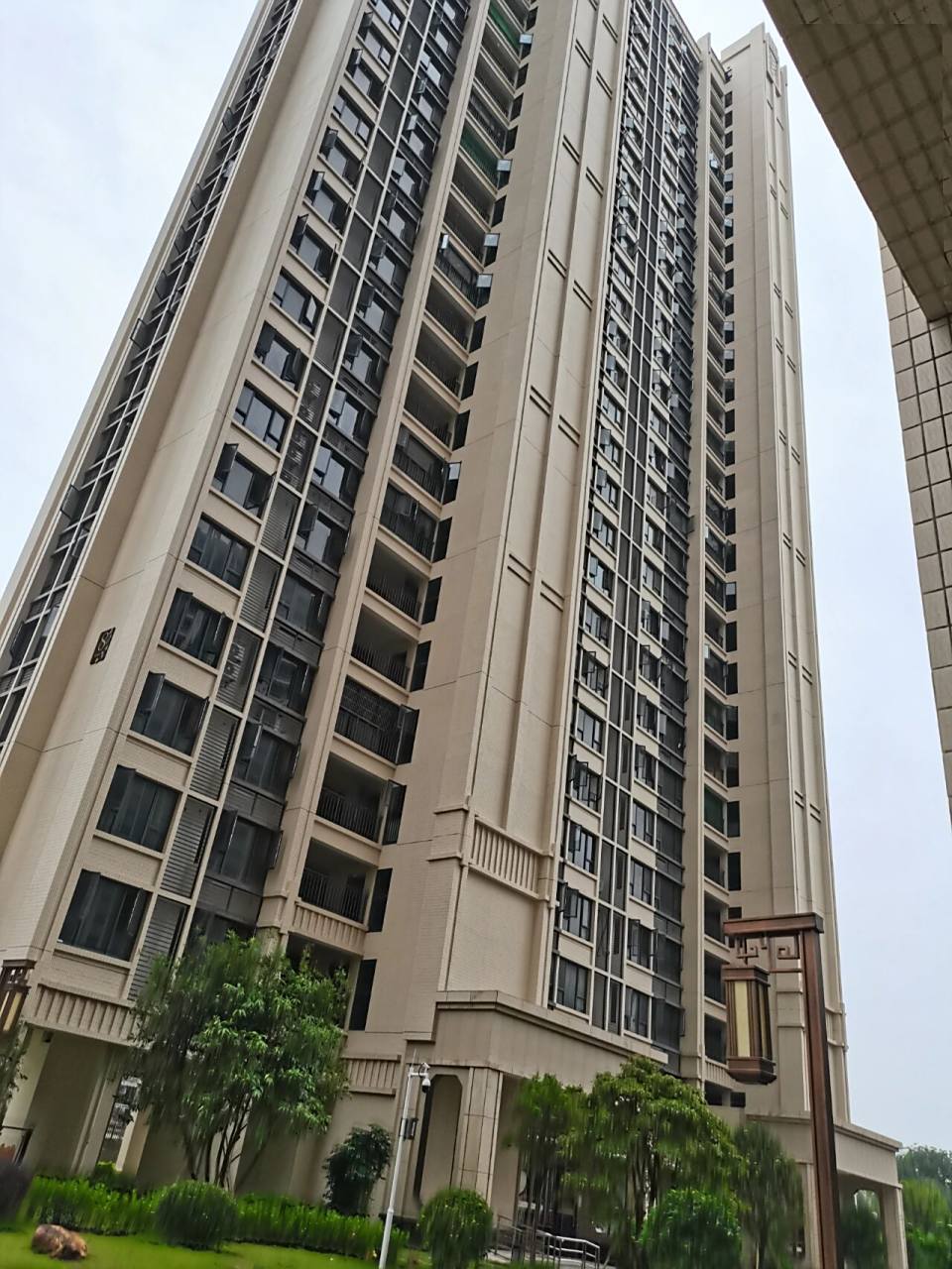 总楼层33层,买的18楼,自己觉得视线高度都还好,旁边人老说18楼不好,心