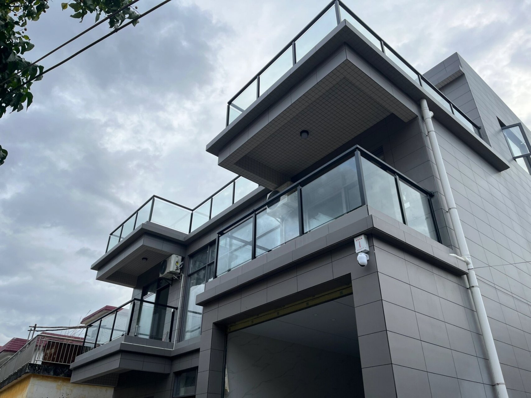 阳台玻璃护栏安装效果来了～ 材料参数:外卡槽立柱50方7712厘钢化白